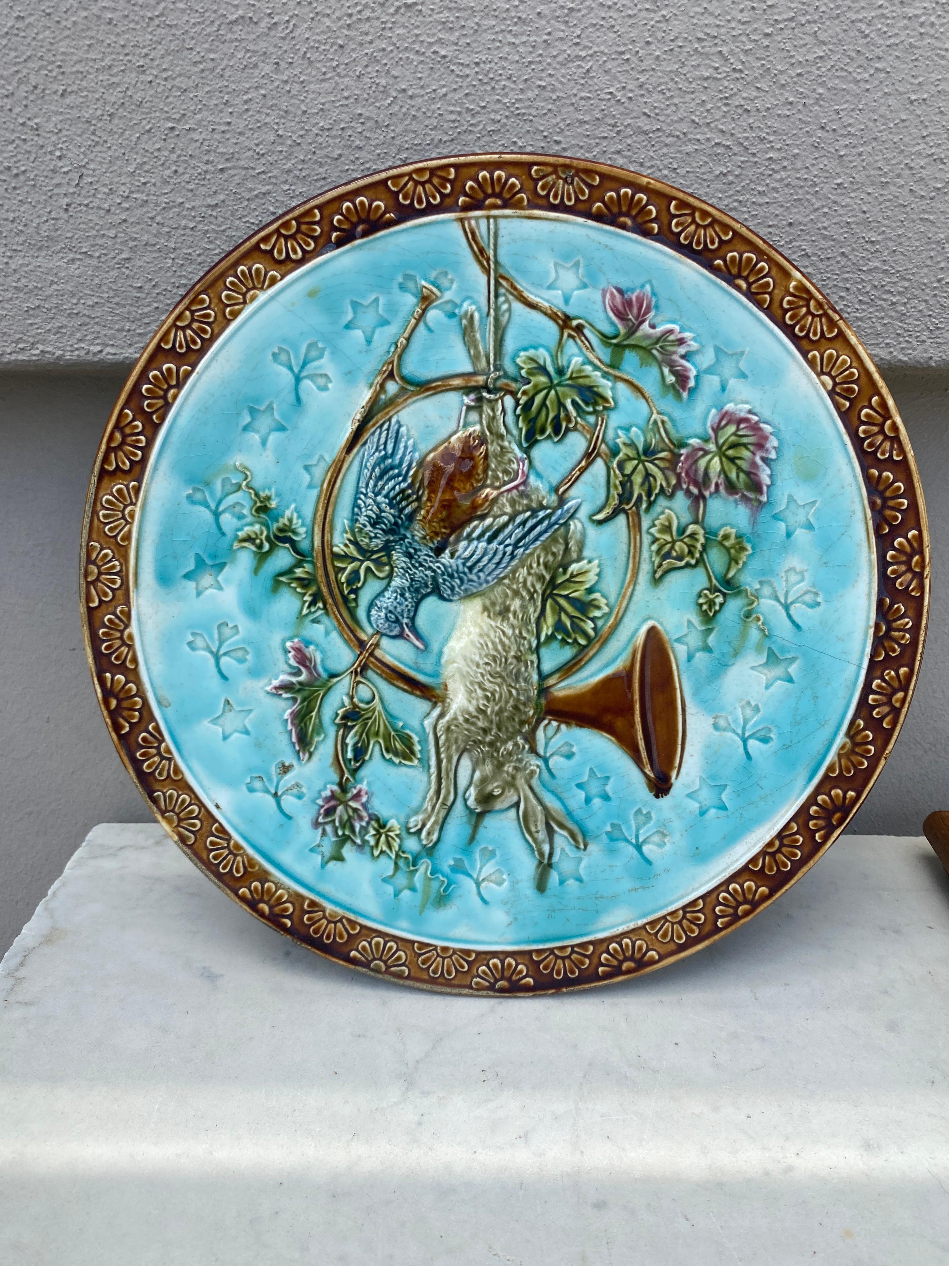 Majolika-Serviergeschirr-Teller mit Servierplatte, um 1890 (Spätes 19. Jahrhundert) im Angebot