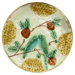 Assiette à parakeets en majolique de Salins, vers 1890