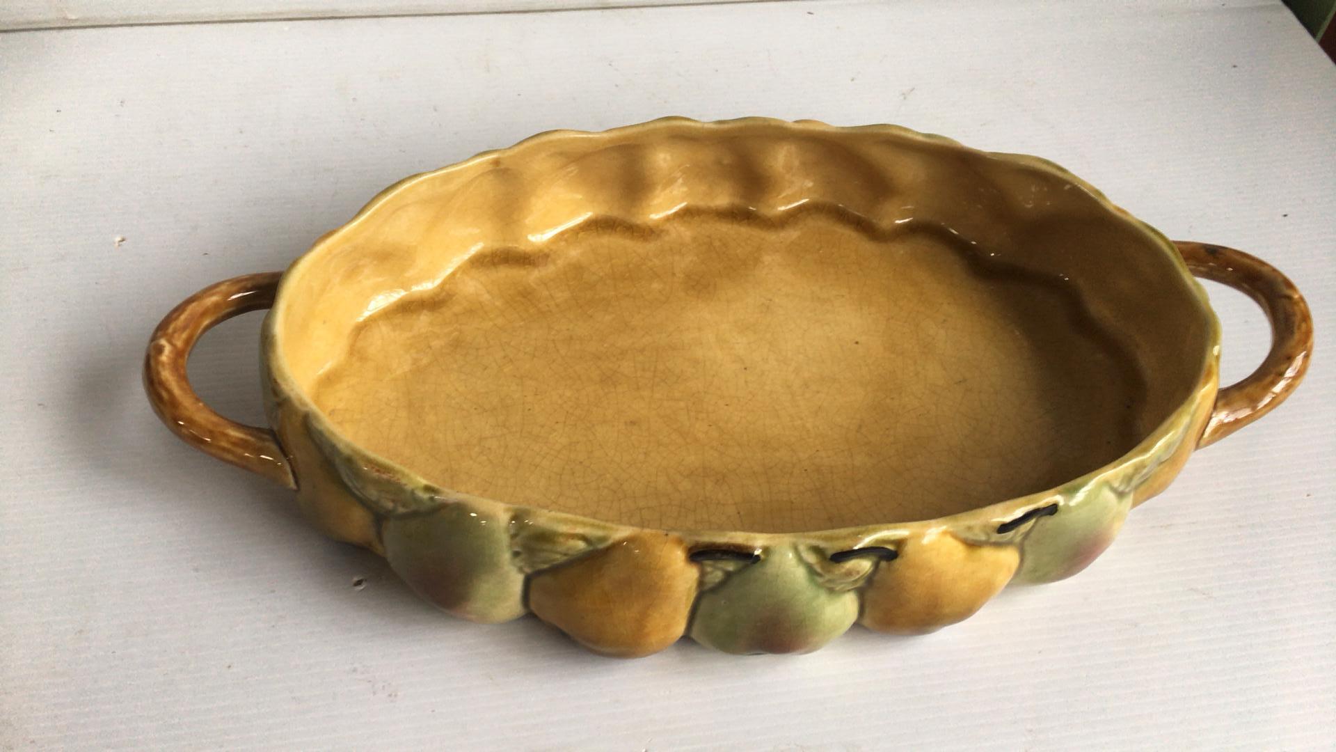 Large Majolica pears oval basket signed Sarreguemines, circa 1900.
Measures: Length / 15 on 8