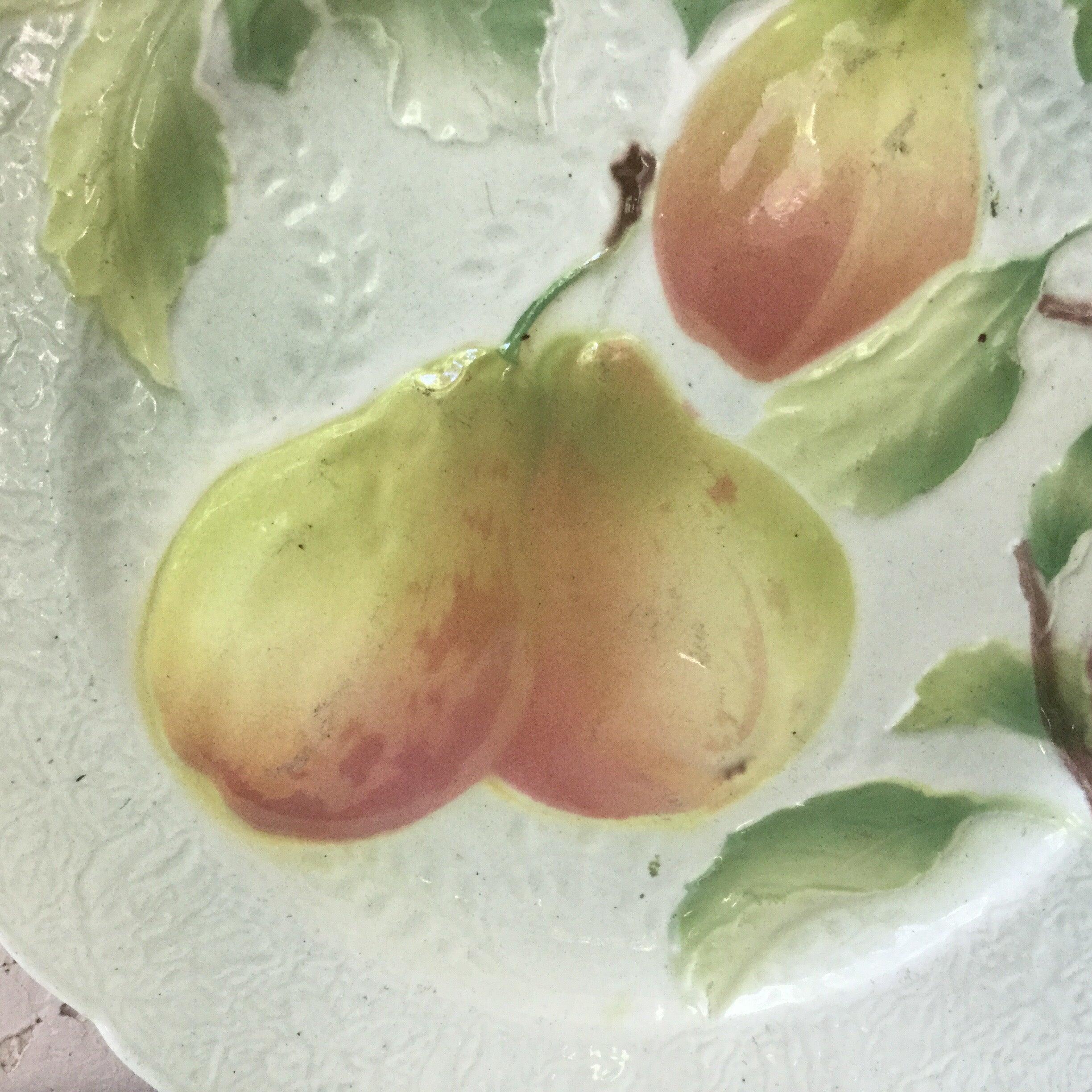 Majolica pears plate Keller & Guerin Saint Clement circa 1900.
