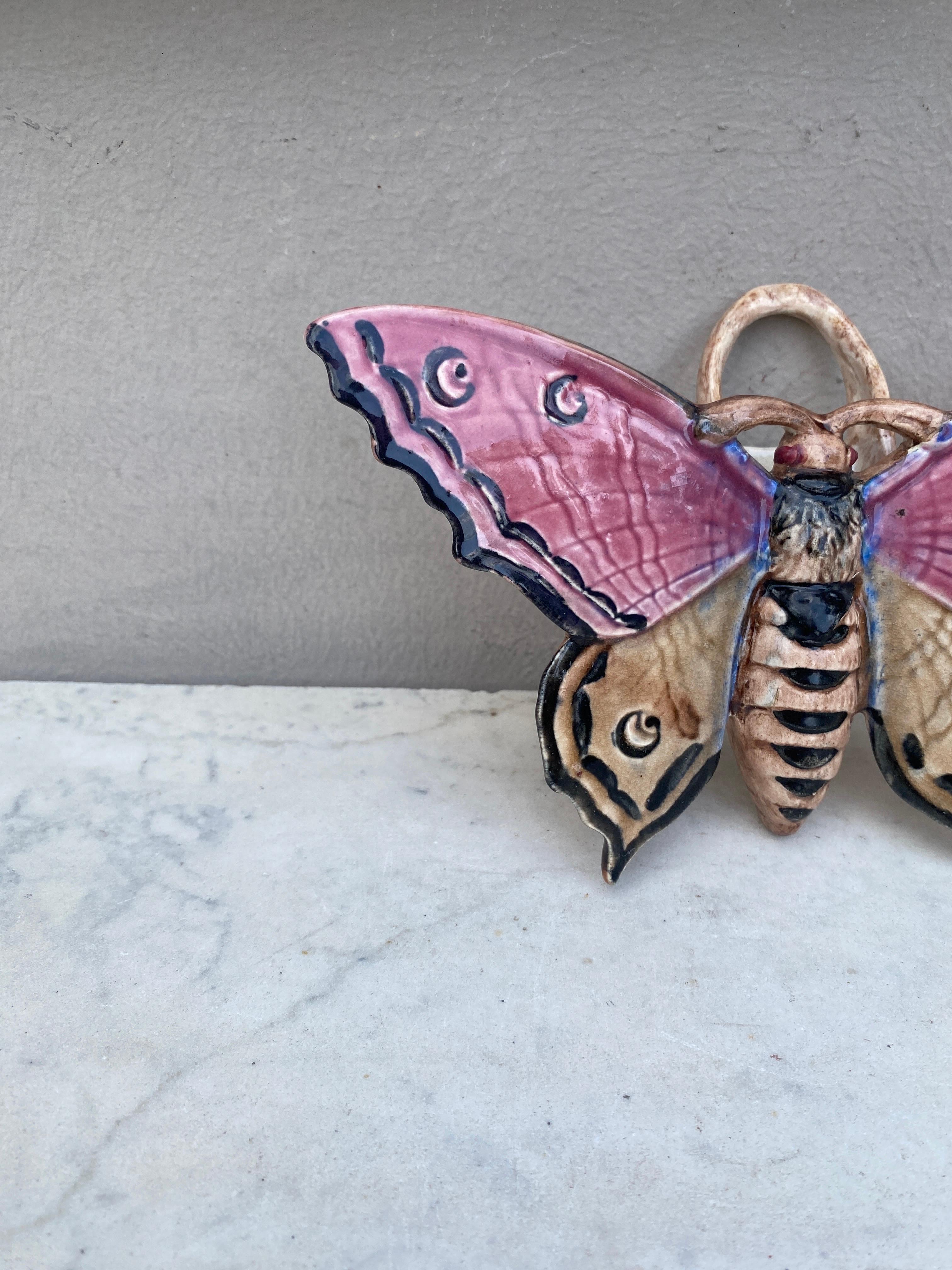 Bolsillo de pared de mayólica rosa mariposa firmado Fives Lille, hacia 1900.