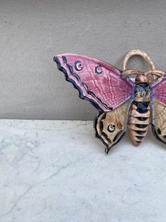 Bolsillo de pared de mayólica rosa mariposa Lille, hacia 1900