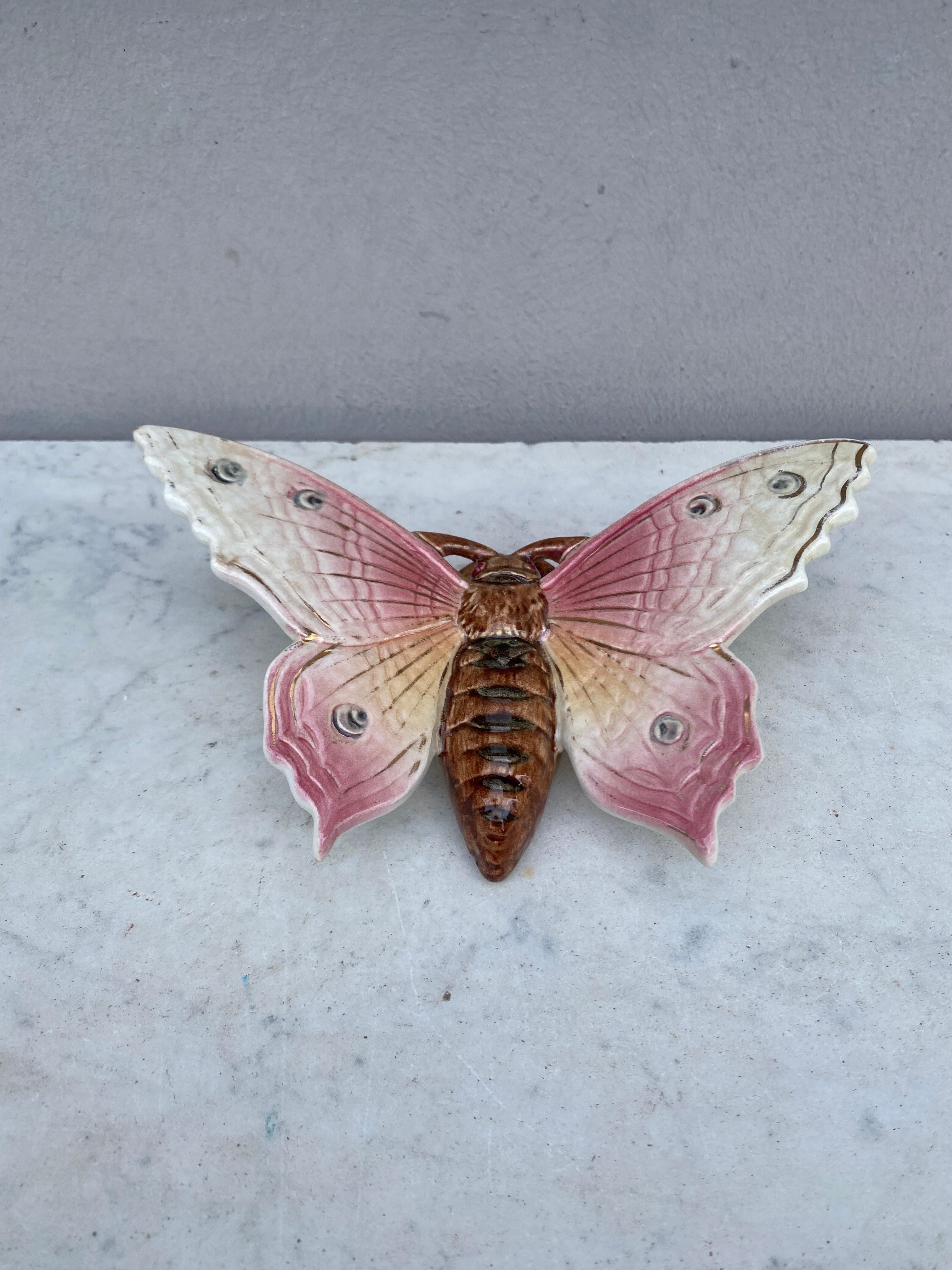 Tasca da parete a farfalla in maiolica rosa firmata Fives Lille, circa 1900.
