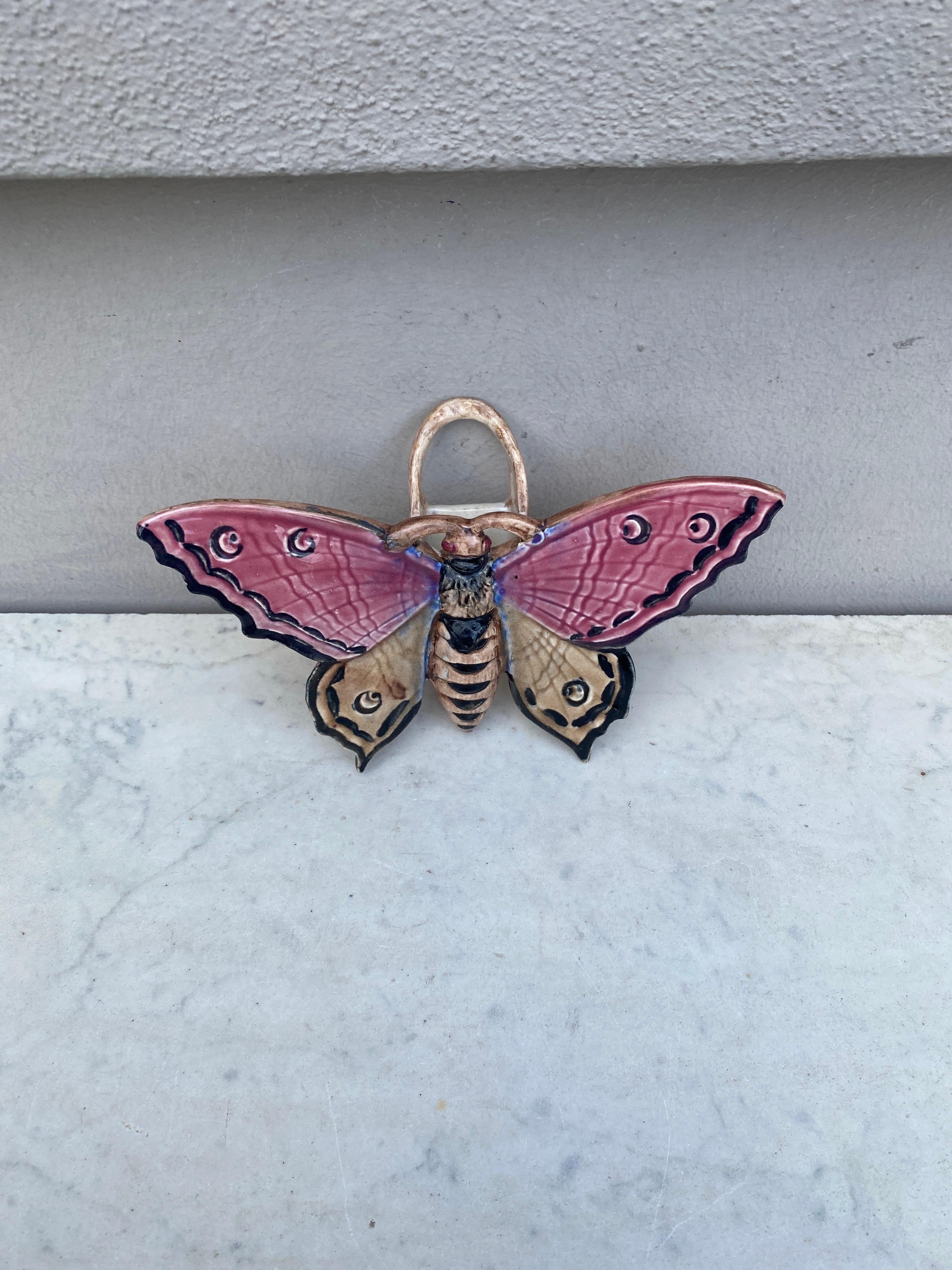Bolsillo de pared de mayólica rosa mariposa Lille, hacia 1900 Art Nouveau
