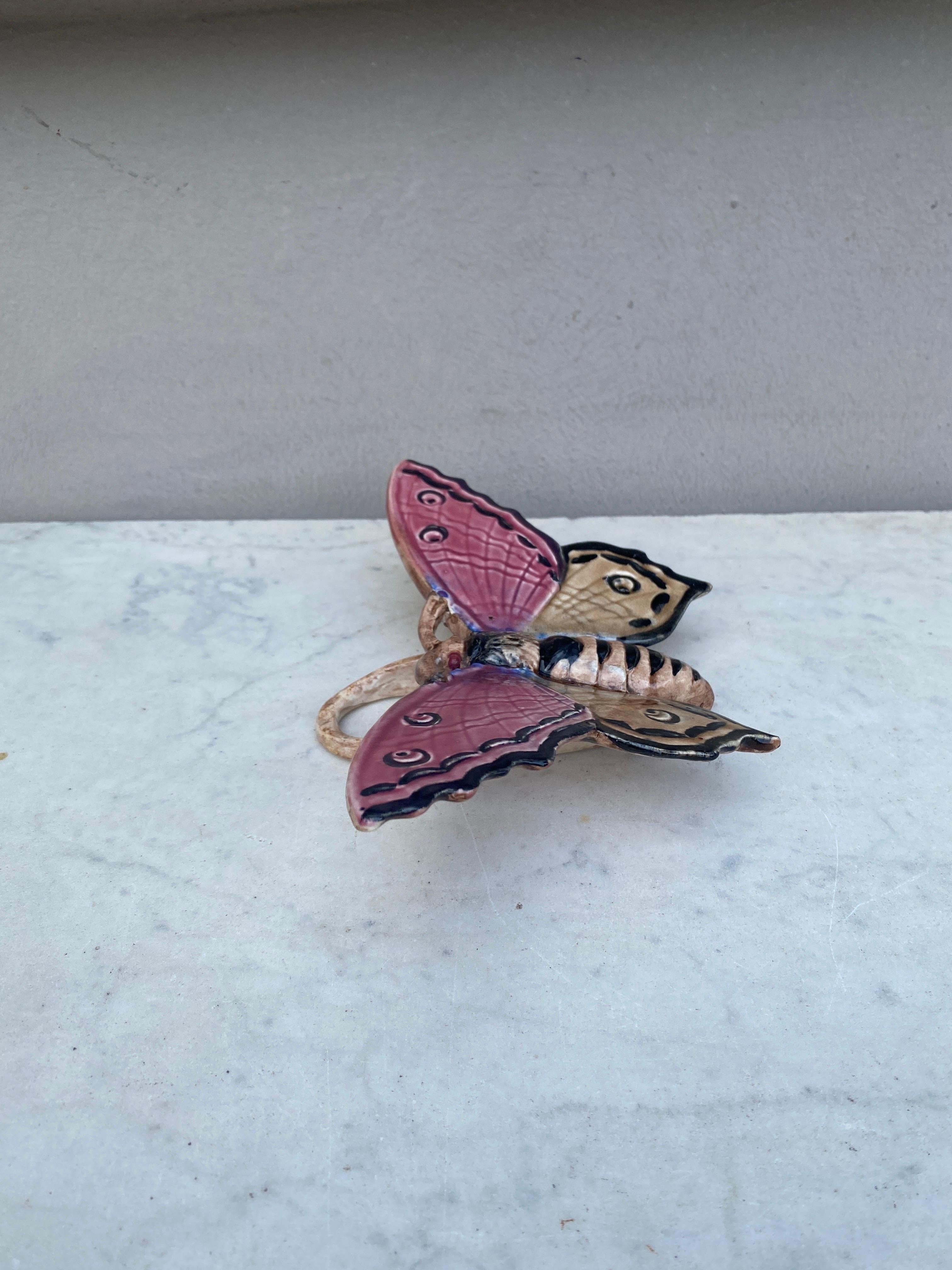 Bolsillo de pared de mayólica rosa mariposa Lille, hacia 1900 Francés