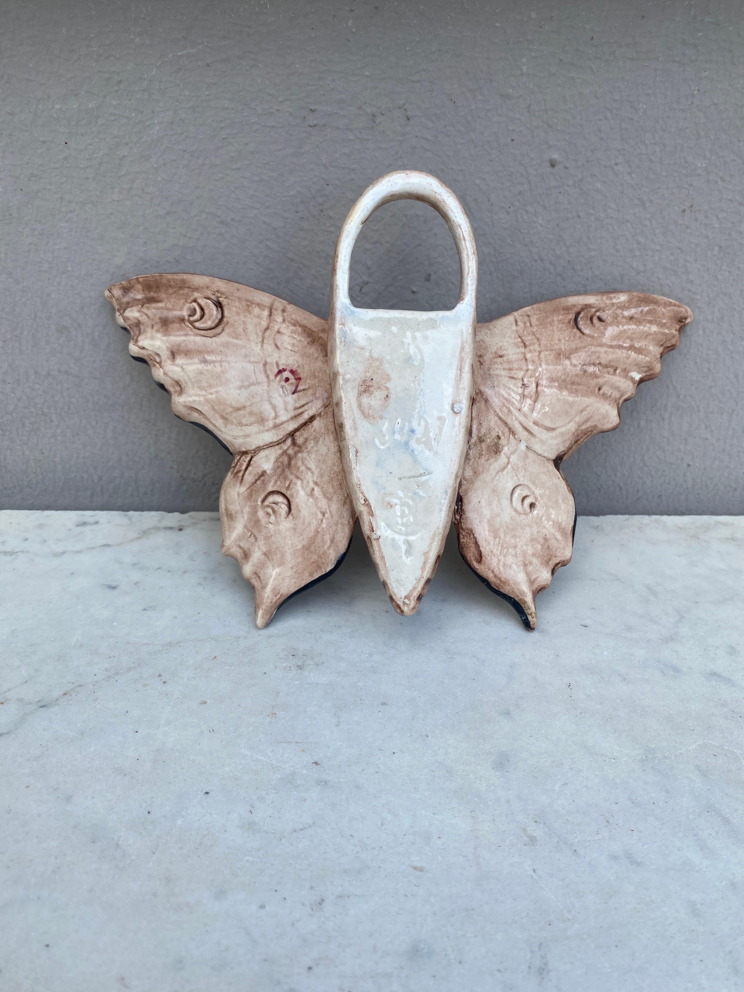 Bolsillo de pared de mayólica rosa mariposa Lille, hacia 1900 en Bueno Estado en Austin, TX