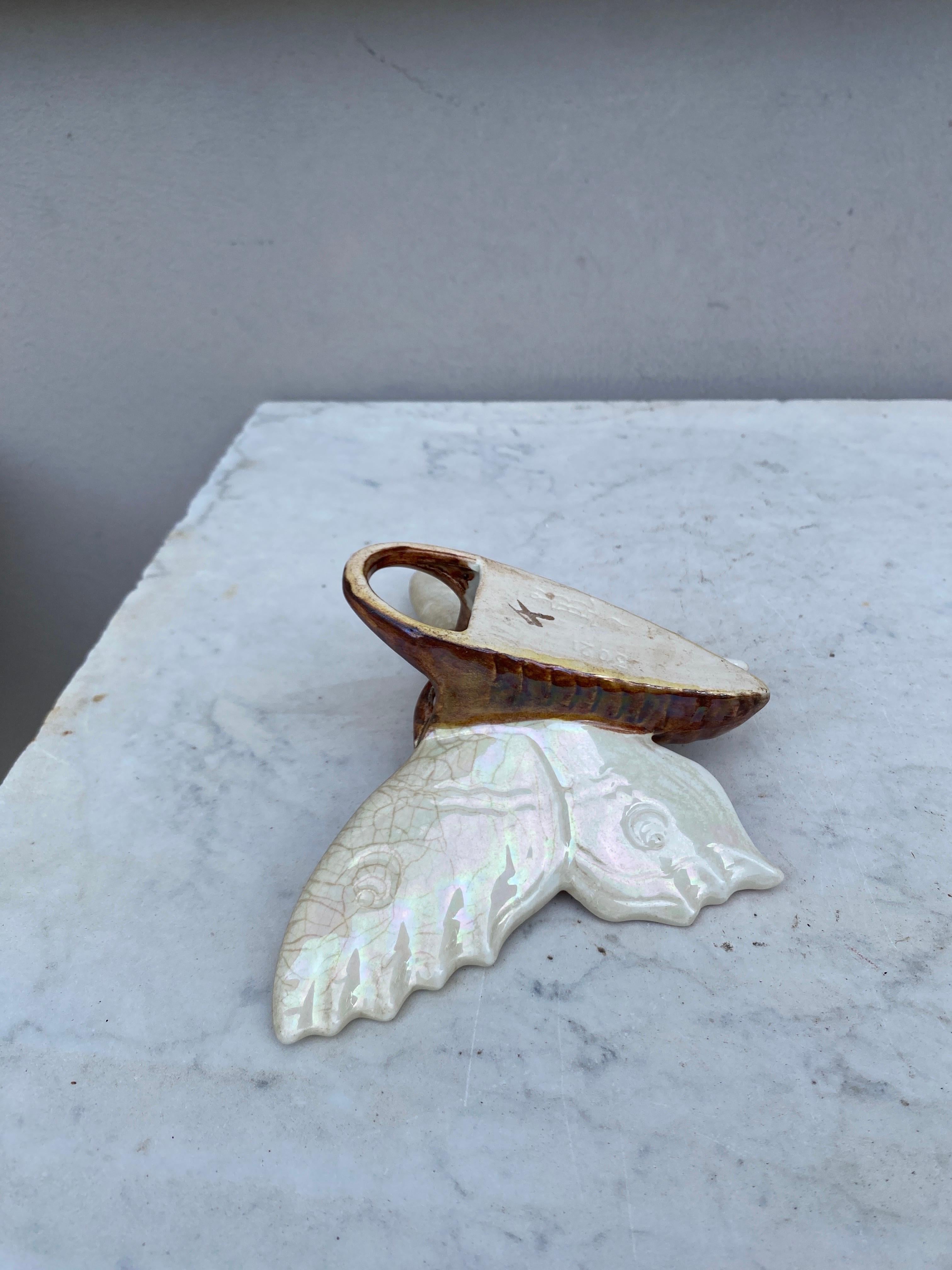 Maiolica rosa Butterfly Wall Pocket Fives Lille, circa 1900 In condizioni buone in vendita a Austin, TX