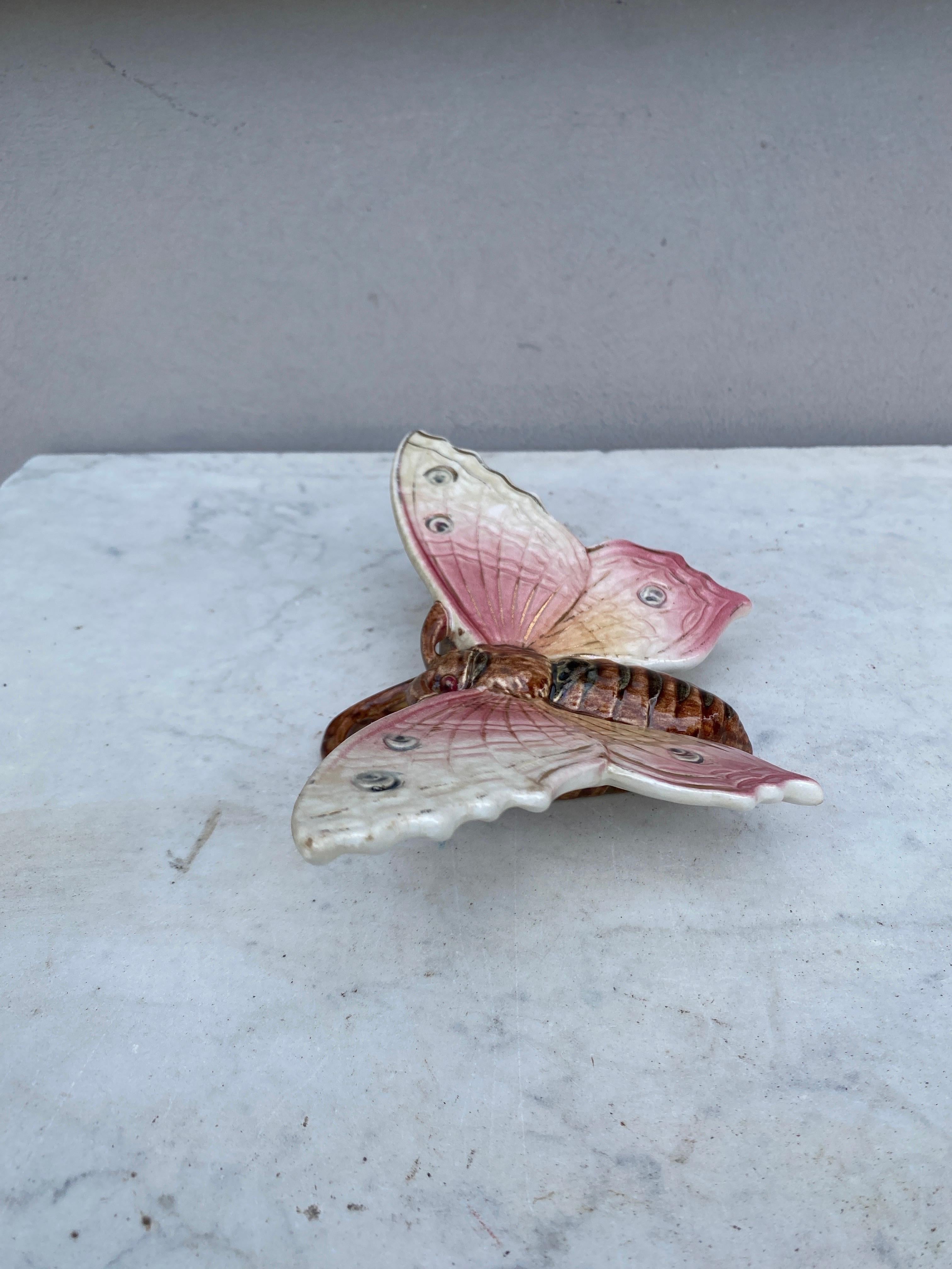 Inizio XX secolo Maiolica rosa Butterfly Wall Pocket Fives Lille, circa 1900 in vendita