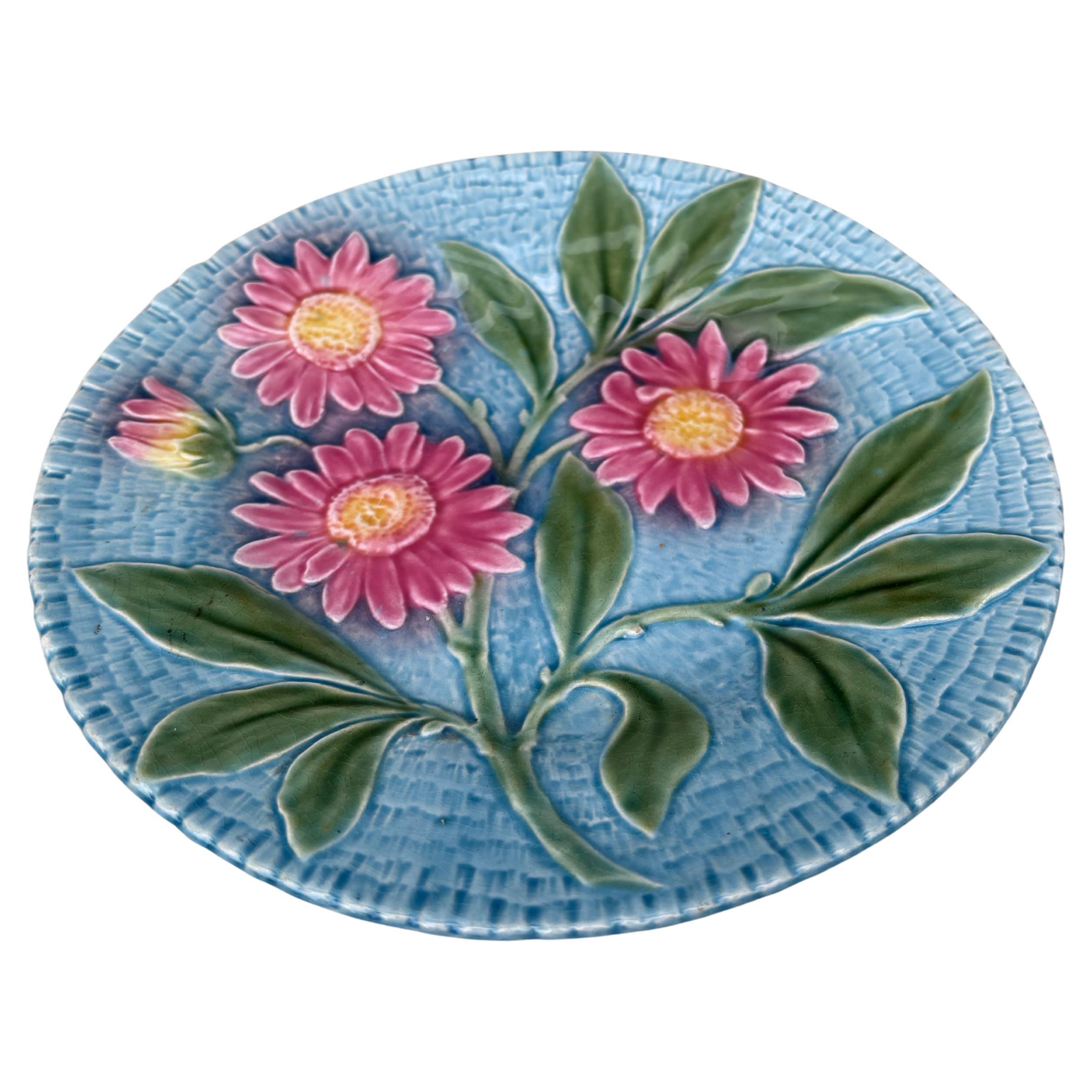 Plato de mayólica Margaritas rosas Sarreguemines, hacia 1890.