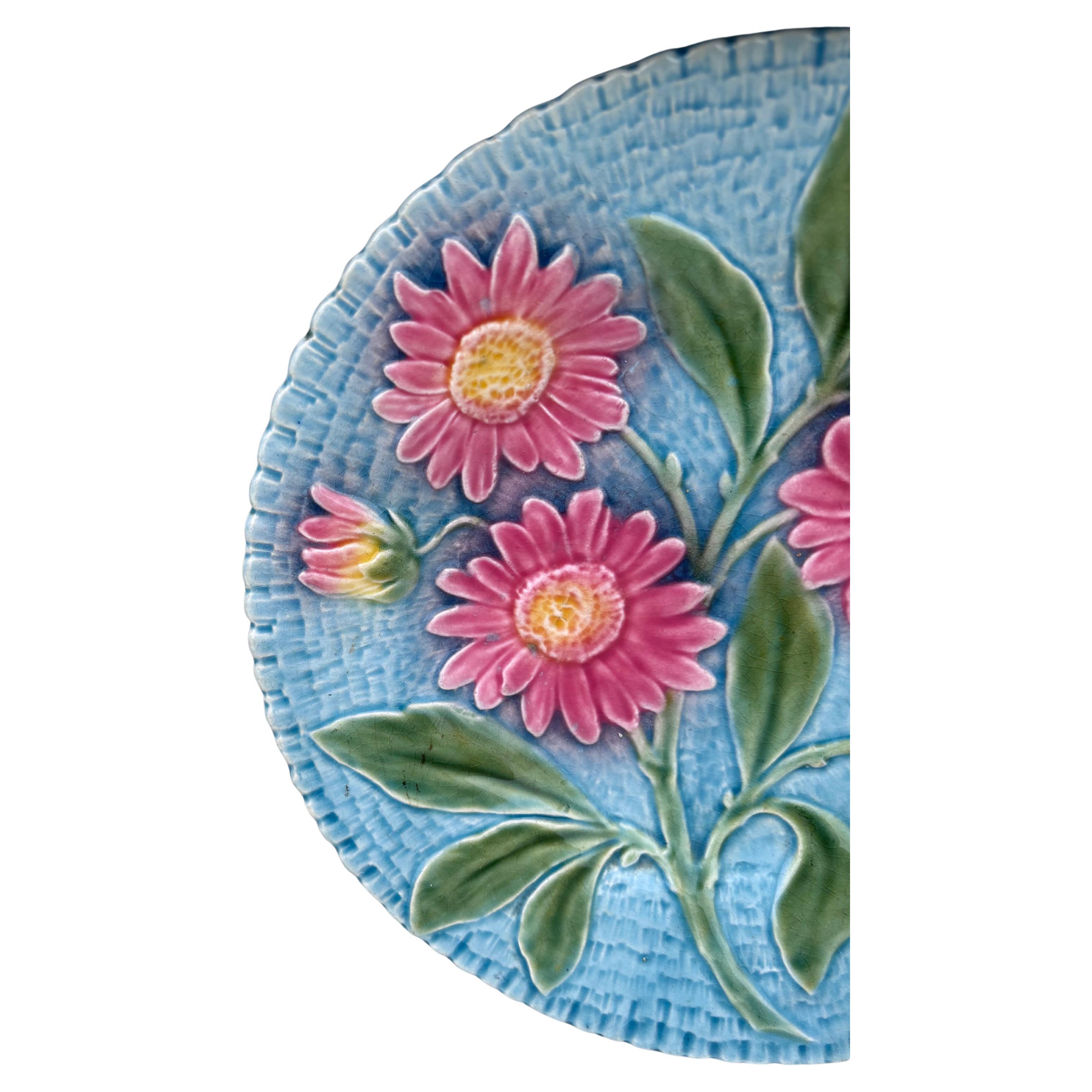 Plato de mayólica Margaritas rosas Sarreguemines, circa 1890 Rústico en venta