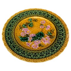Piatto Villeroy & Boch con fiori rosa in maiolica, 1900 circa