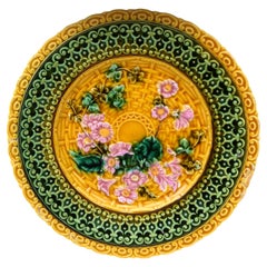 Piatto Villeroy & Boch con fiori rosa in maiolica, 1900 circa