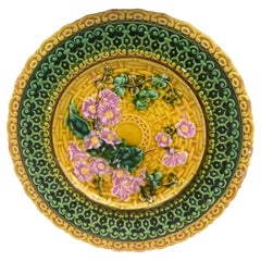 Piatto Villeroy & Boch con fiori rosa in maiolica, 1900 circa