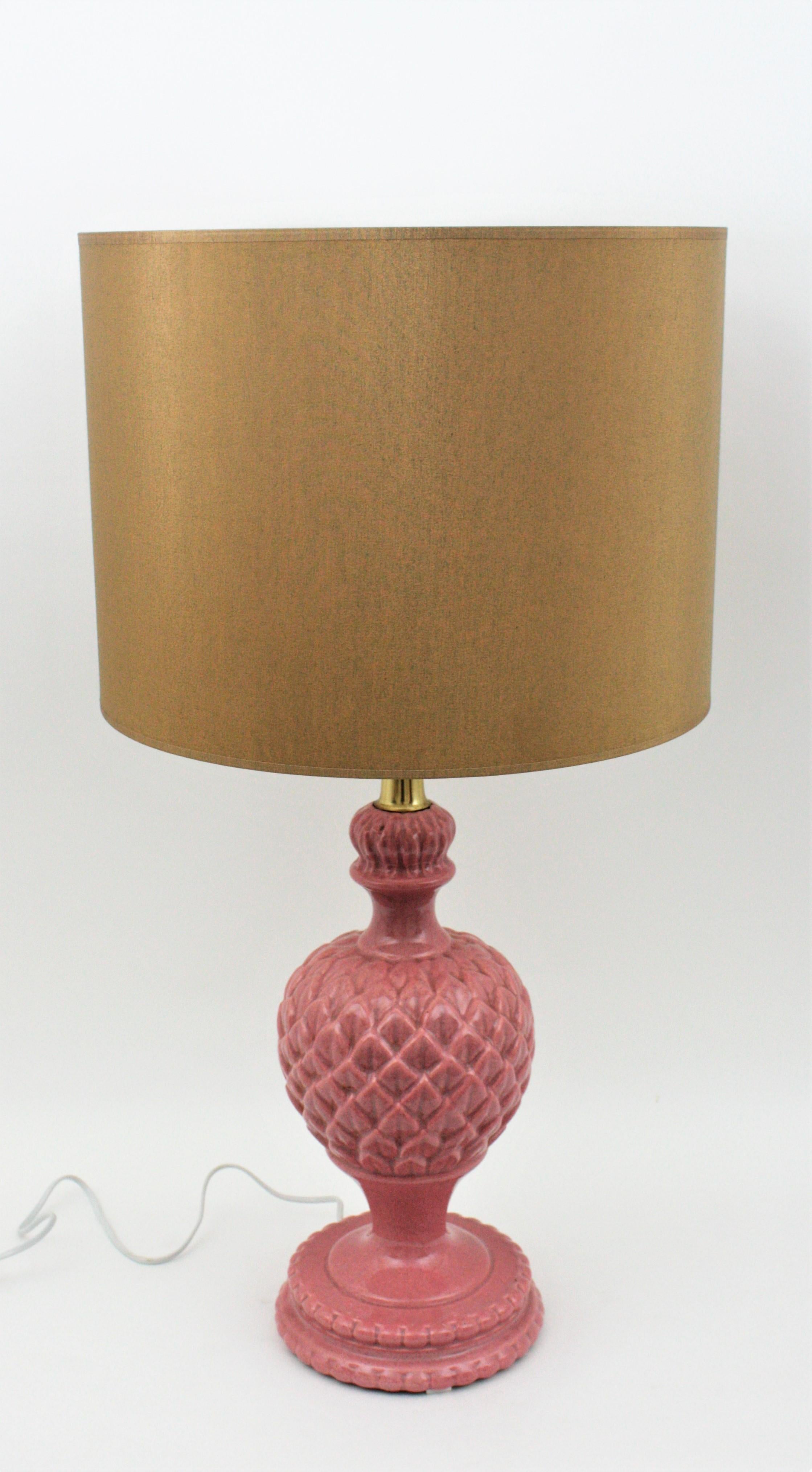 Mid-Century Modern Lampe de bureau artichauts en céramique vernissée rose en majolique, Espagne, années 1960 en vente
