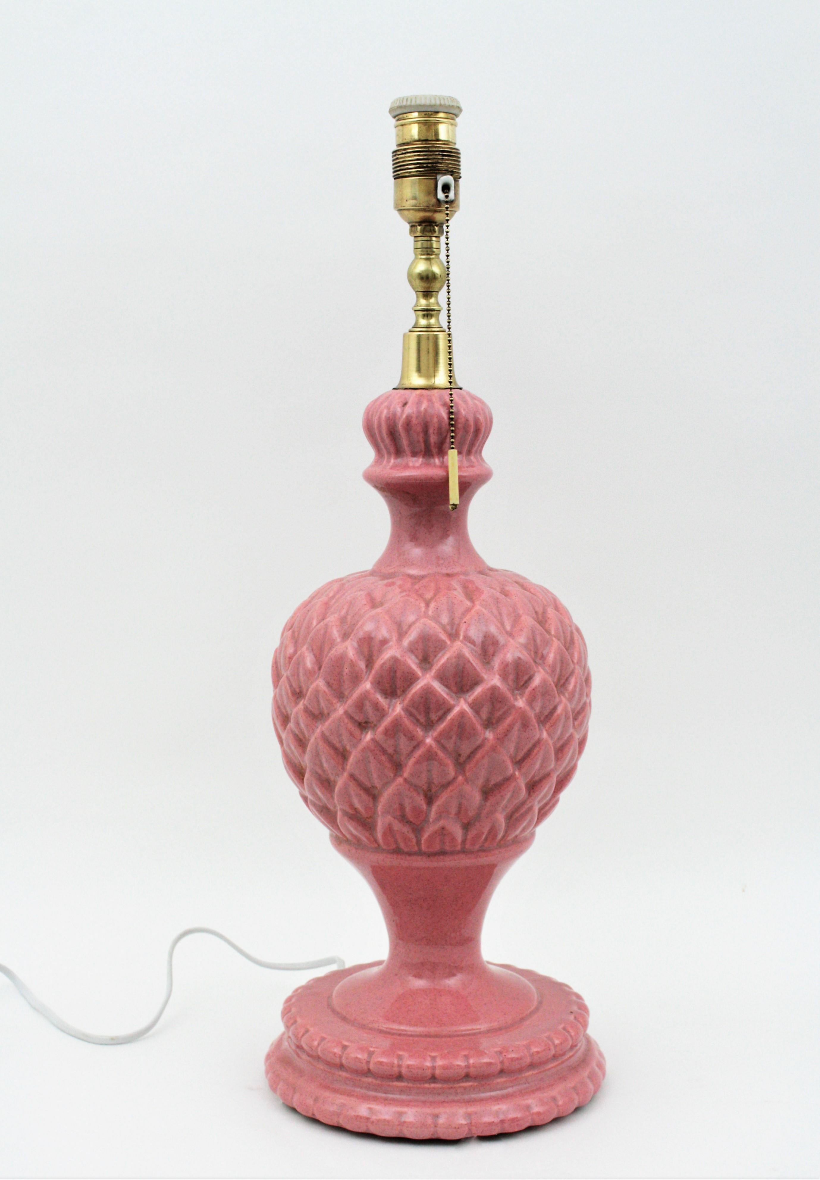 Spanische Manises-Tischlampe aus rosa Majolika-Keramik mit Artichoke-Tischlampe im Zustand „Gut“ im Angebot in Barcelona, ES