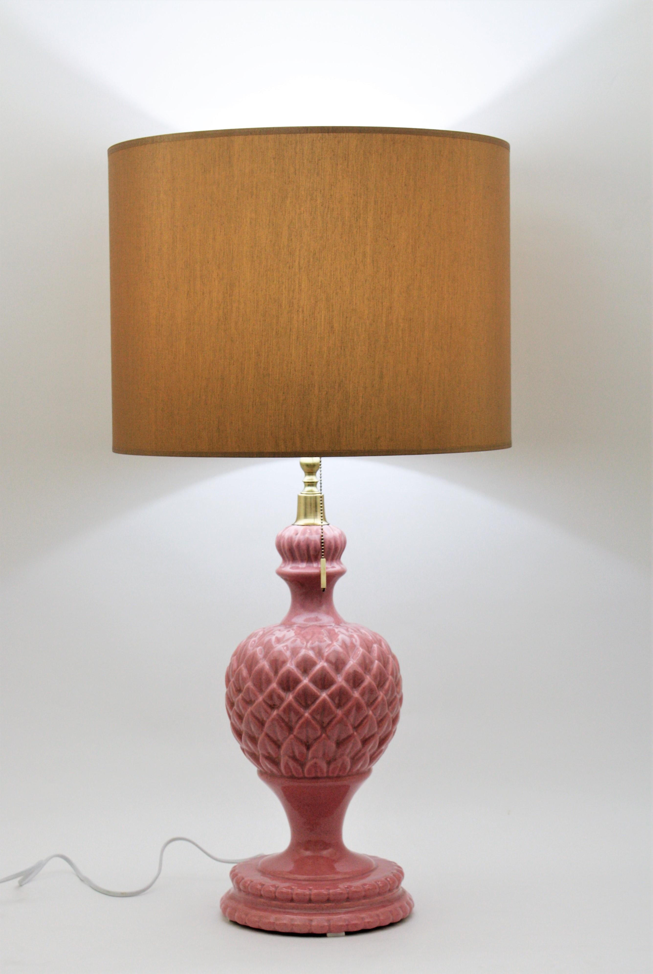 Laiton Lampe de bureau artichauts en céramique vernissée rose en majolique, Espagne, années 1960 en vente