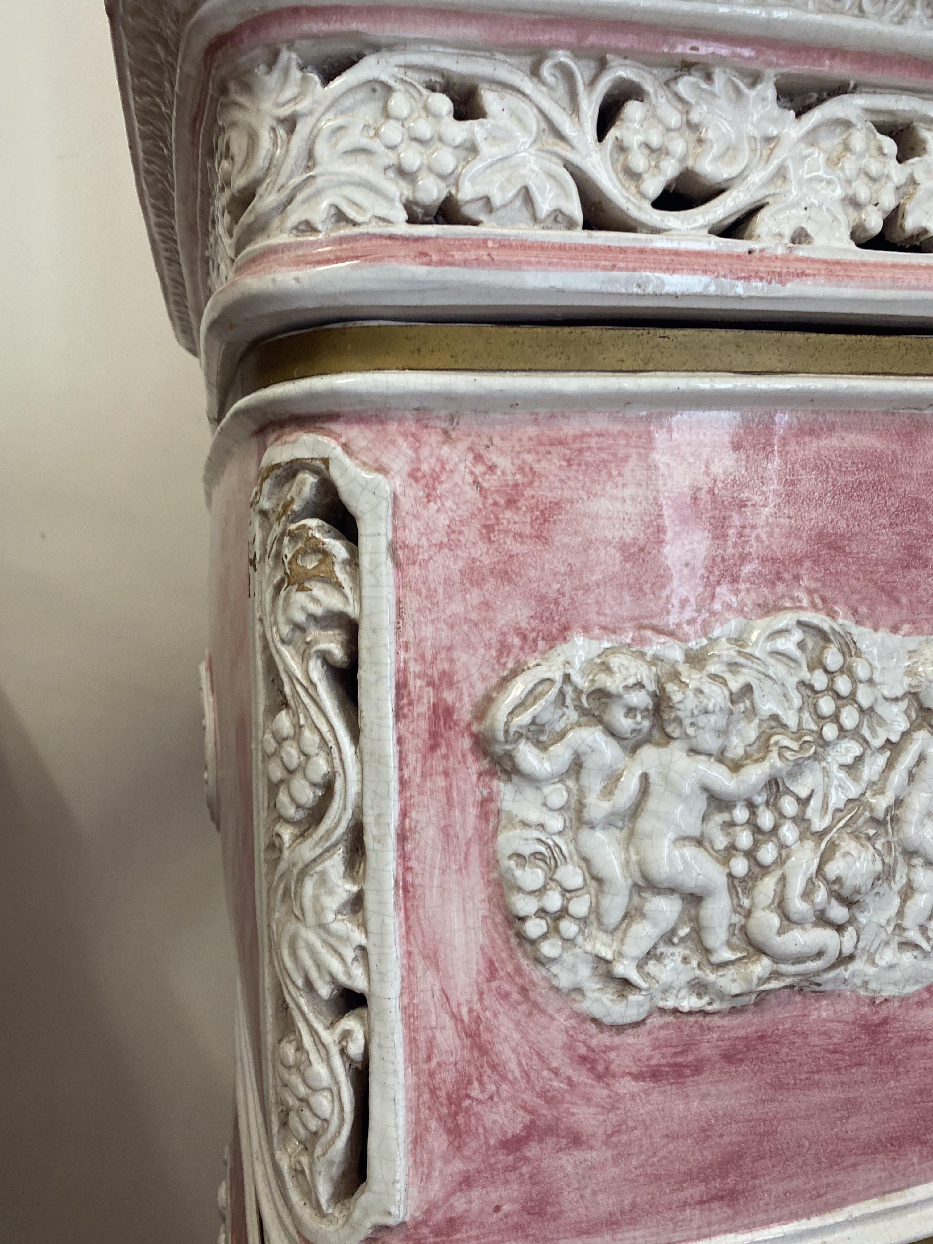 Majolica Pink Stove from Florence In Good Condition For Sale In Roma, IT