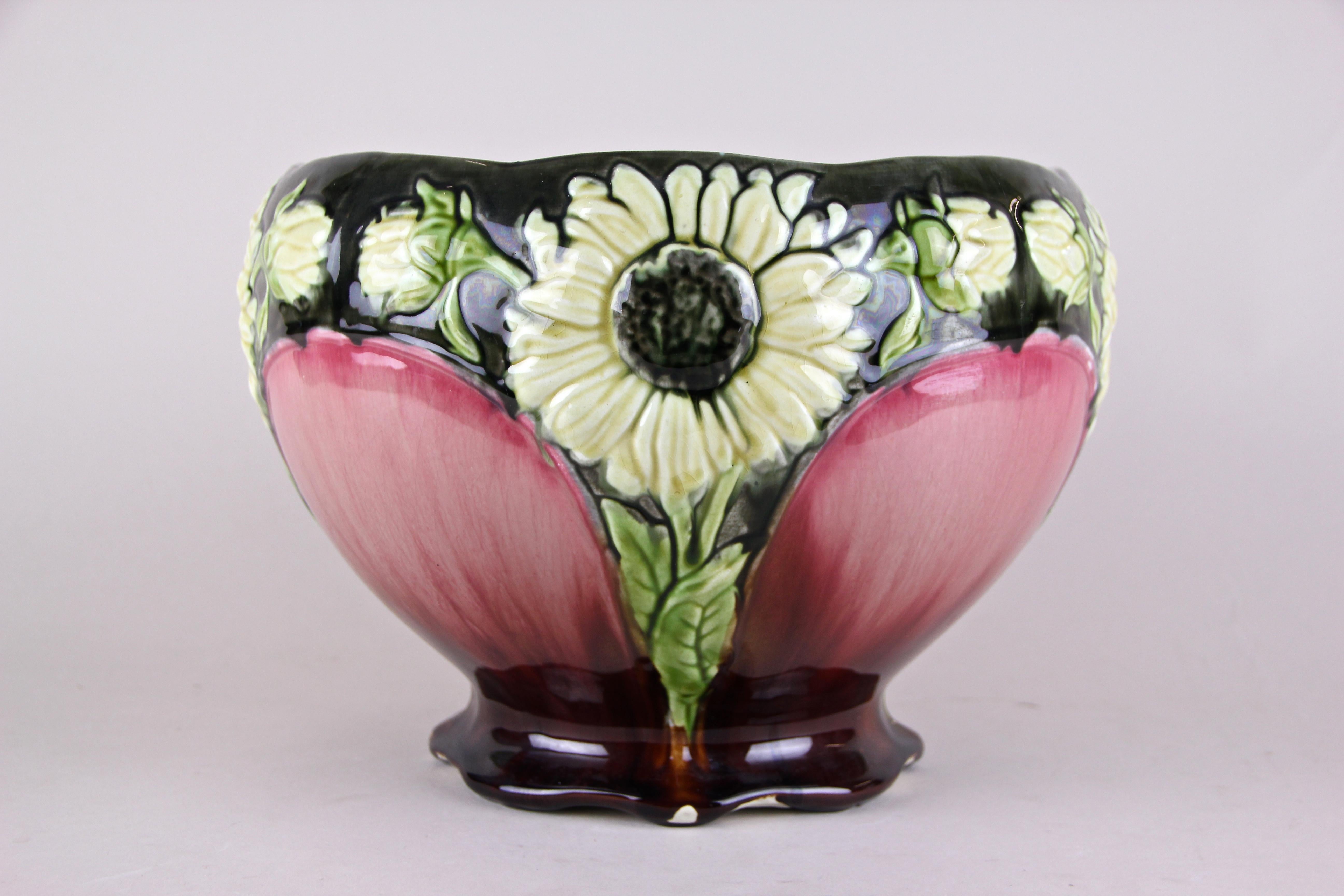 Peint à la main Jardinière/cache-pot en majolique Art Nouveau d'Orchies, France, vers 1910