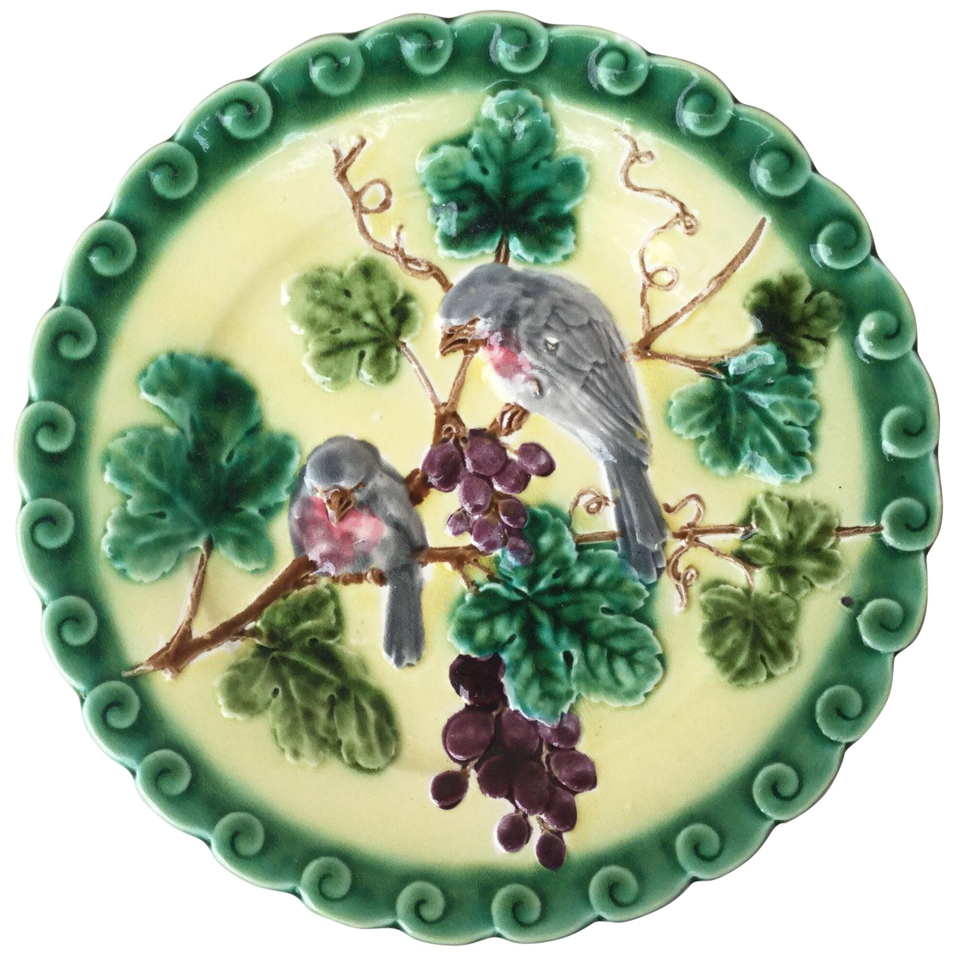 Majolika Teller Vögel mit Trauben Sarreguemines, um 1880 im Angebot