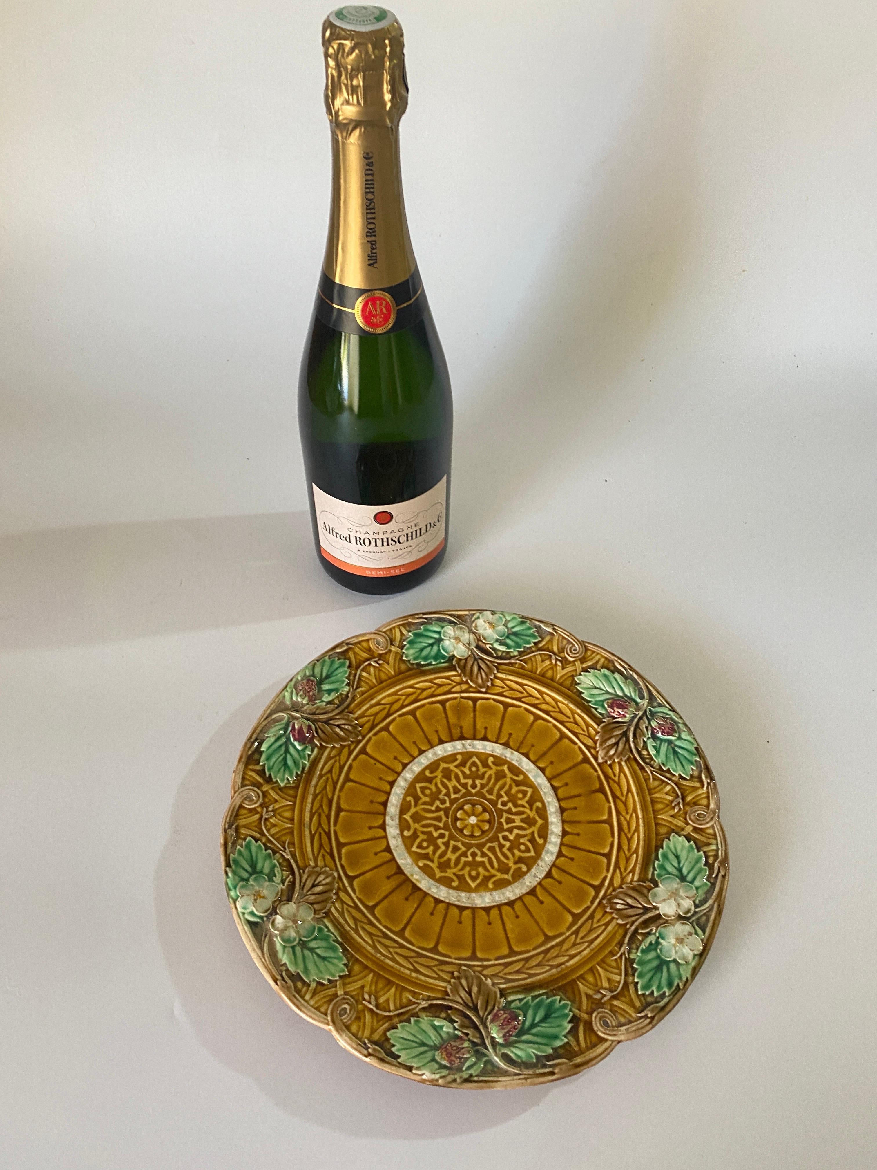 This Plate is a Majolica plate made in the Sarreguemines Manufacture. This glazed Faience, is in yellow and green color. It has been done in the 19th century.