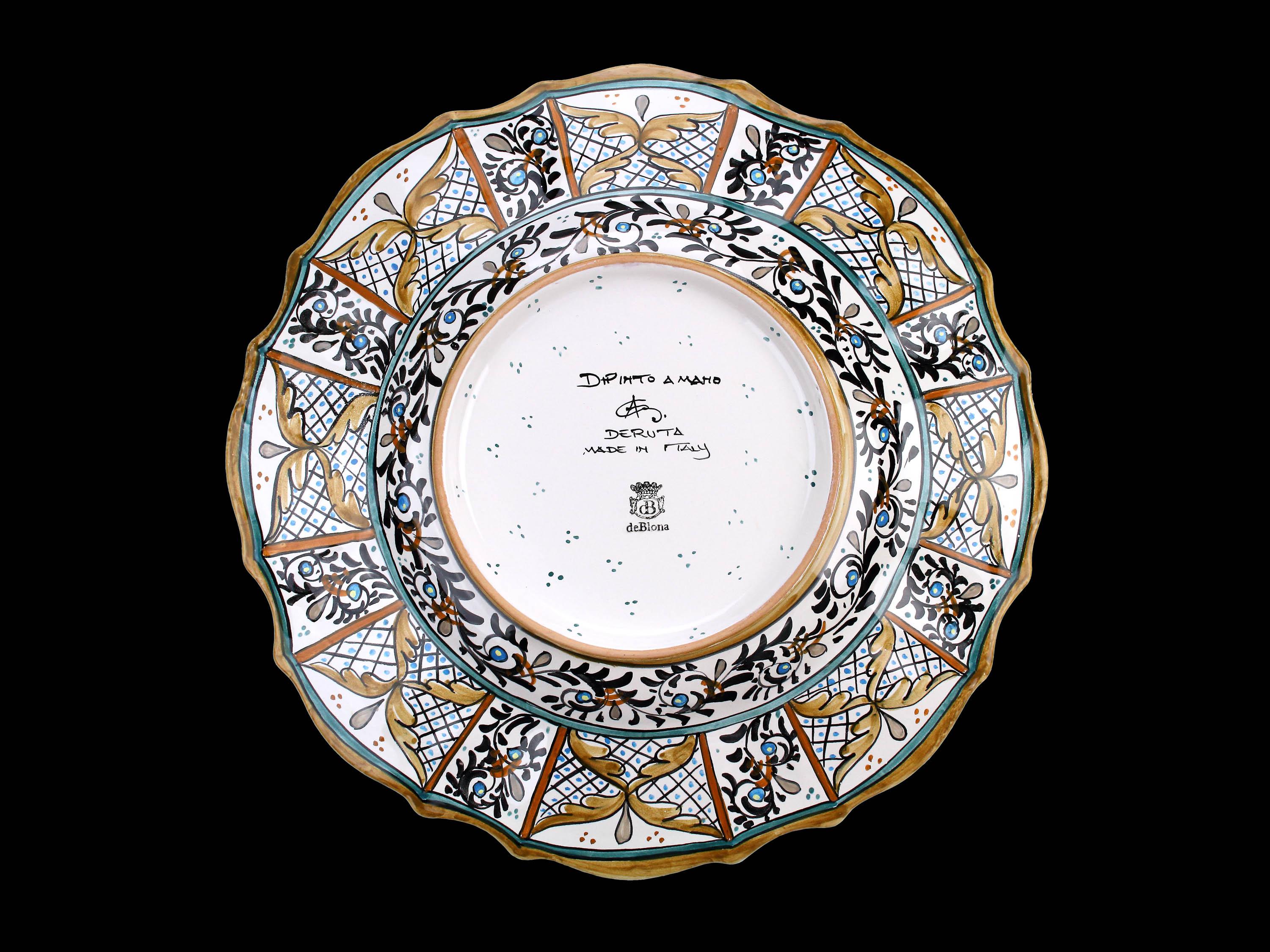 Renaissance Plat de centre de table en céramique avec dauphins peints à la main Deruta Italie en vente