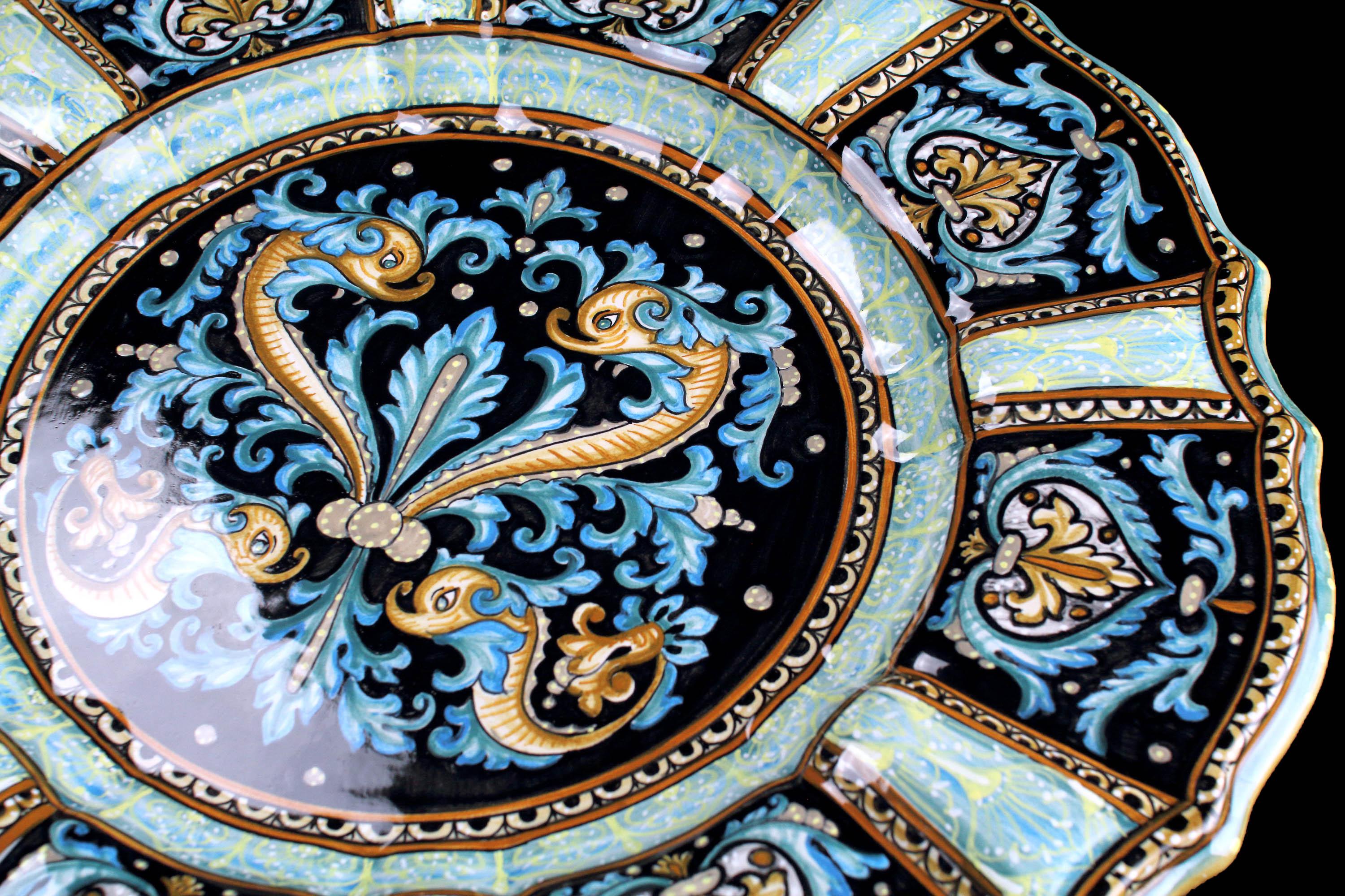 Fait main Plat de centre de table en céramique avec dauphins peints à la main Deruta Italie en vente