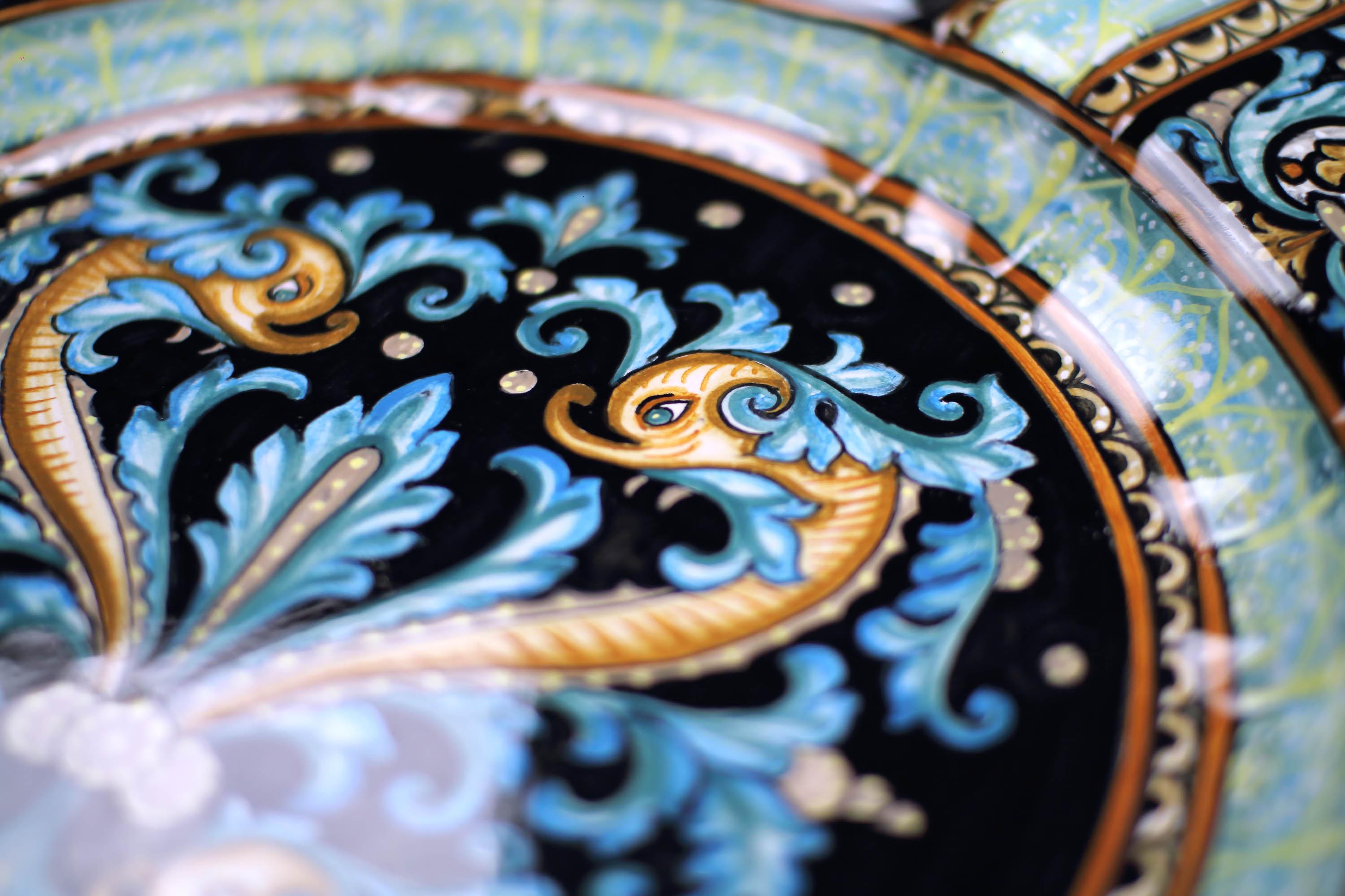 XXIe siècle et contemporain Plat de centre de table en céramique avec dauphins peints à la main Deruta Italie en vente