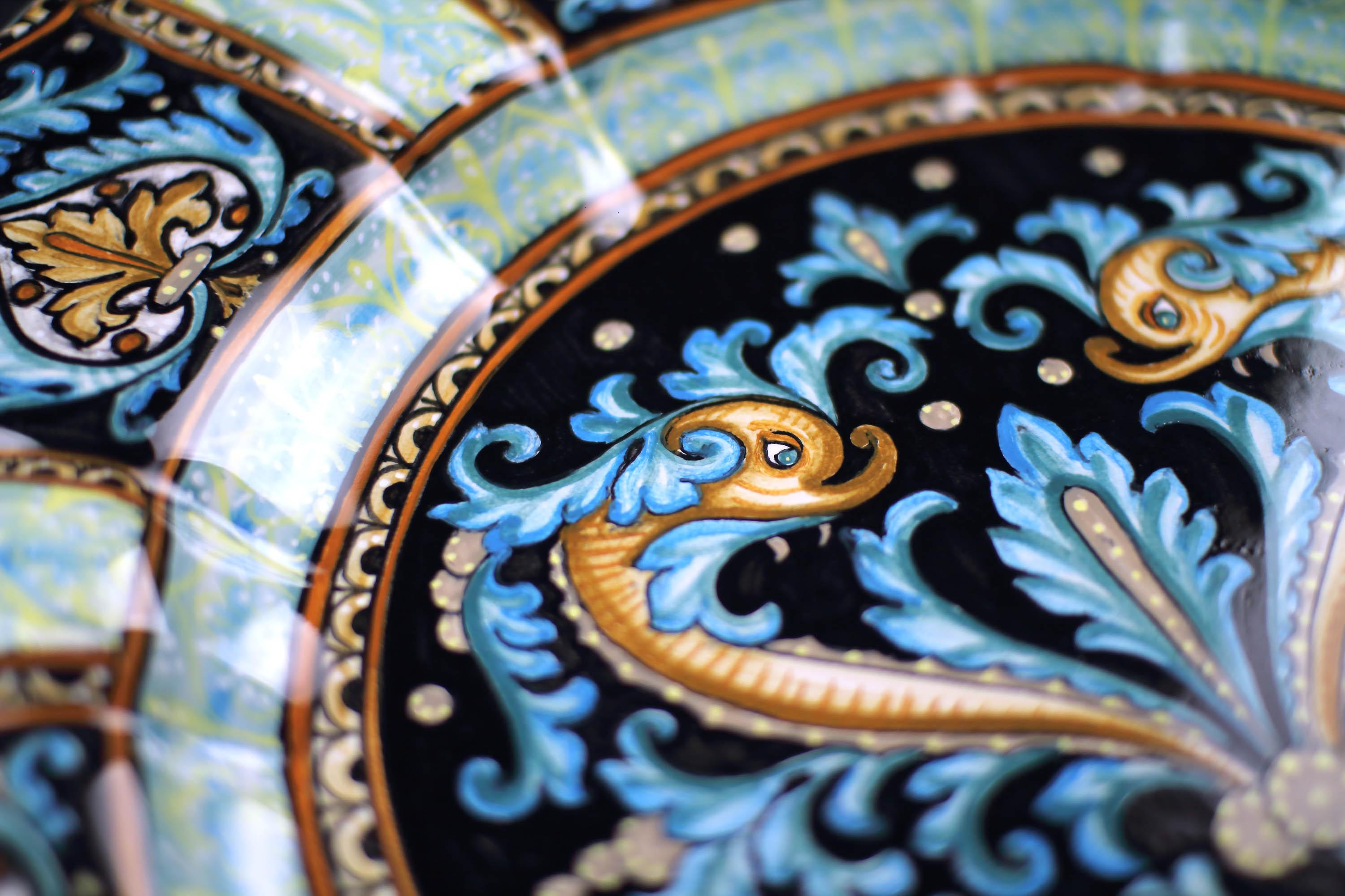 Céramique Plat de centre de table en céramique avec dauphins peints à la main Deruta Italie en vente
