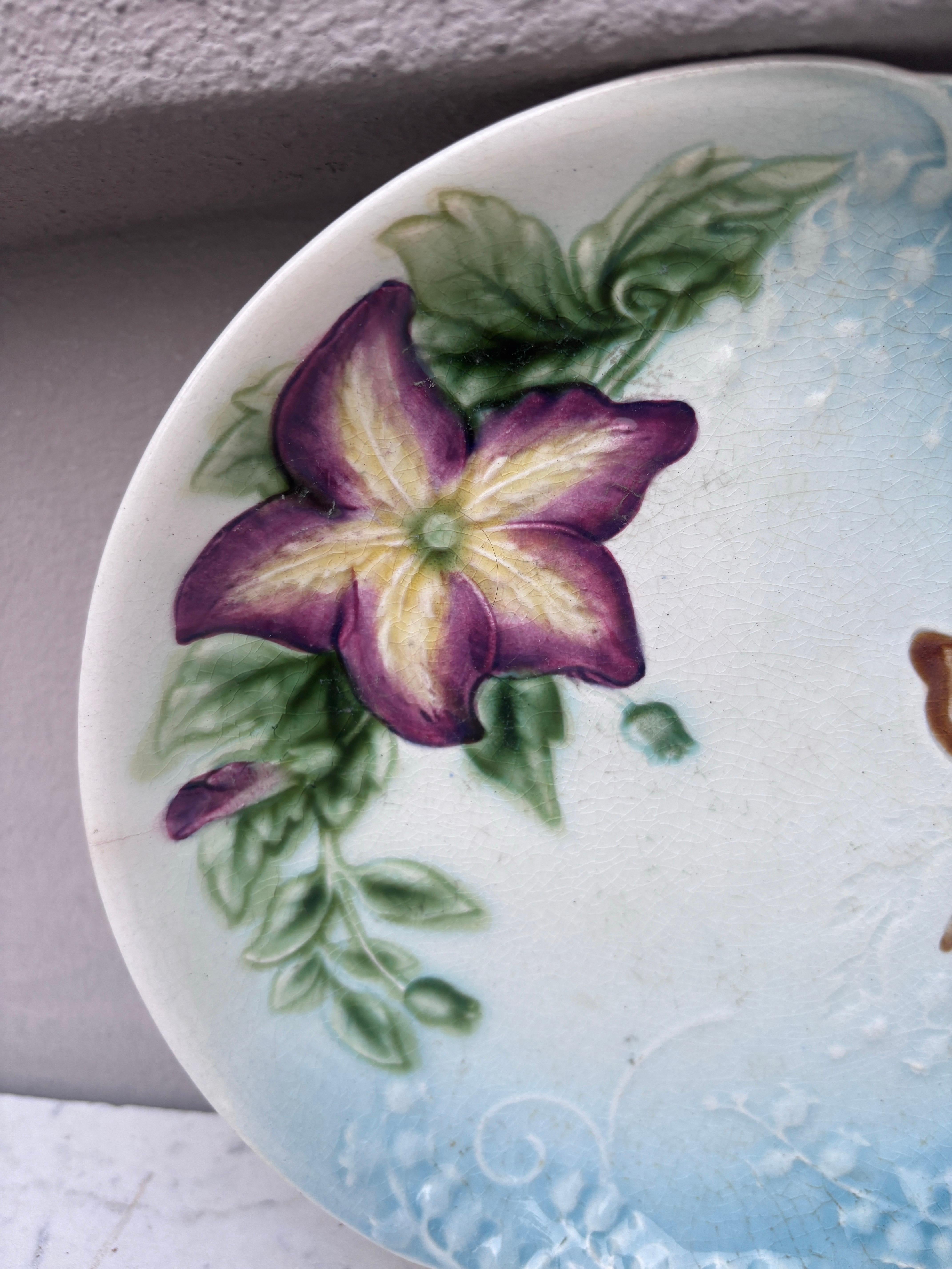 Majolica Plate Flowers & Dragonfly Choisy le Roi, circa 1880 In Good Condition For Sale In Austin, TX