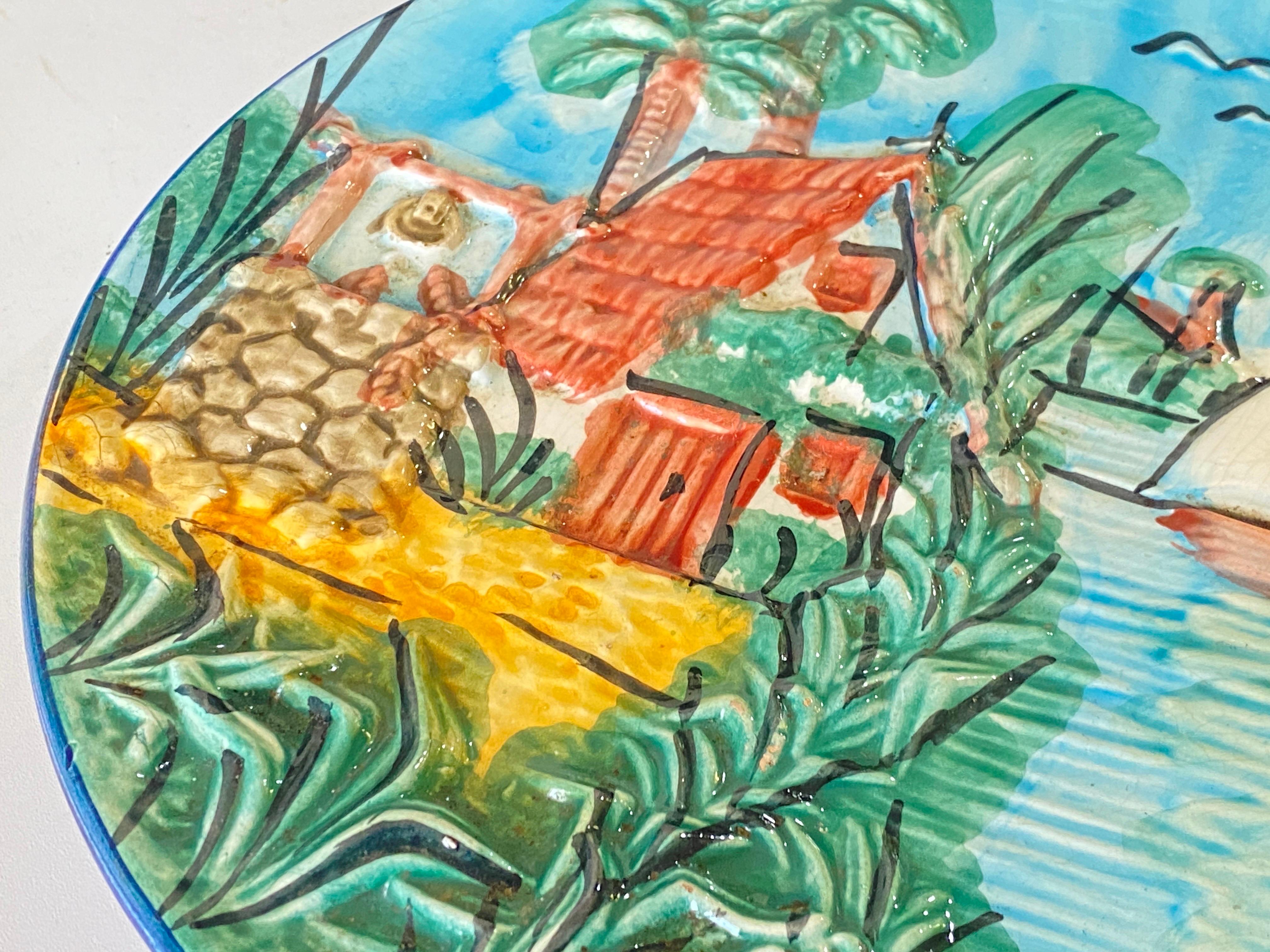 Platos de mayólica que representan Saint Tropez, hacia 1960 Lote de 10 Pintado a mano en venta