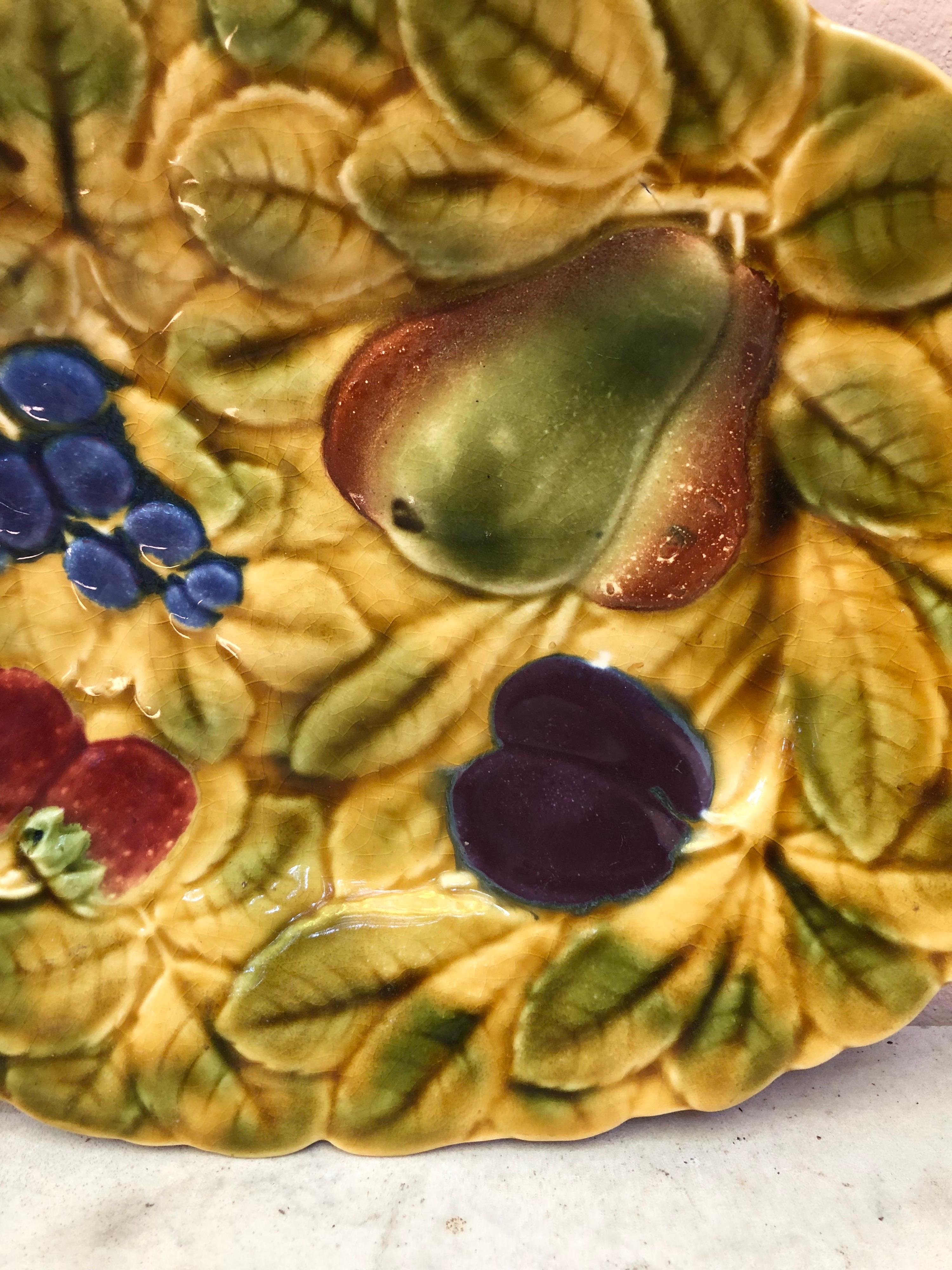 Ovale Majolikaplatte mit Früchten Sarreguemines, um 1930.