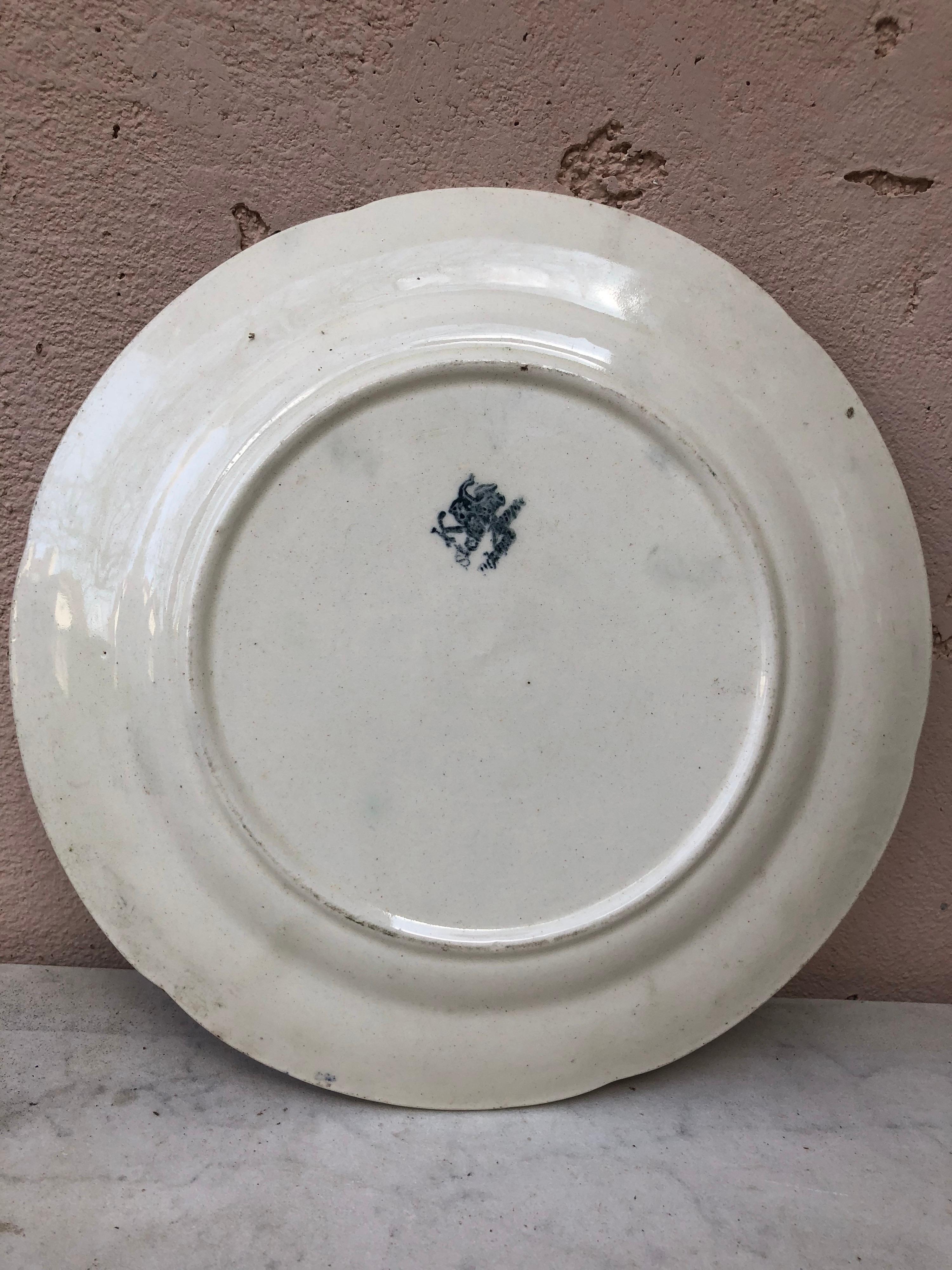 Rustique Assiette à prunes en majolique Keller & Guerin Saint Clement, Circa 1900 en vente
