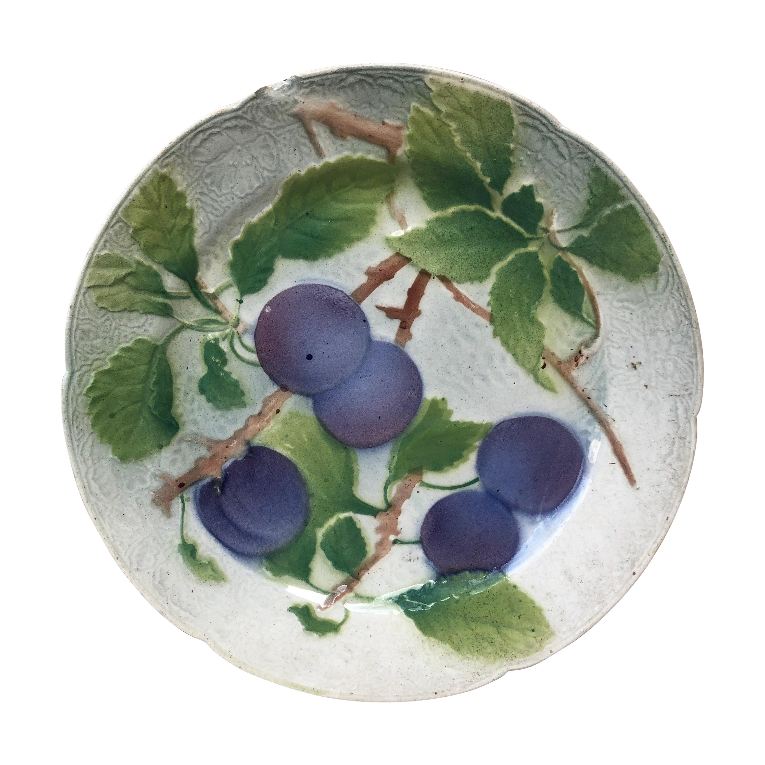 Assiette à prunes en majolique Keller & Guerin Saint Clement, Circa 1900