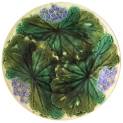 Assiette à fleurs violette en majolique Clairefontaine, vers 1890