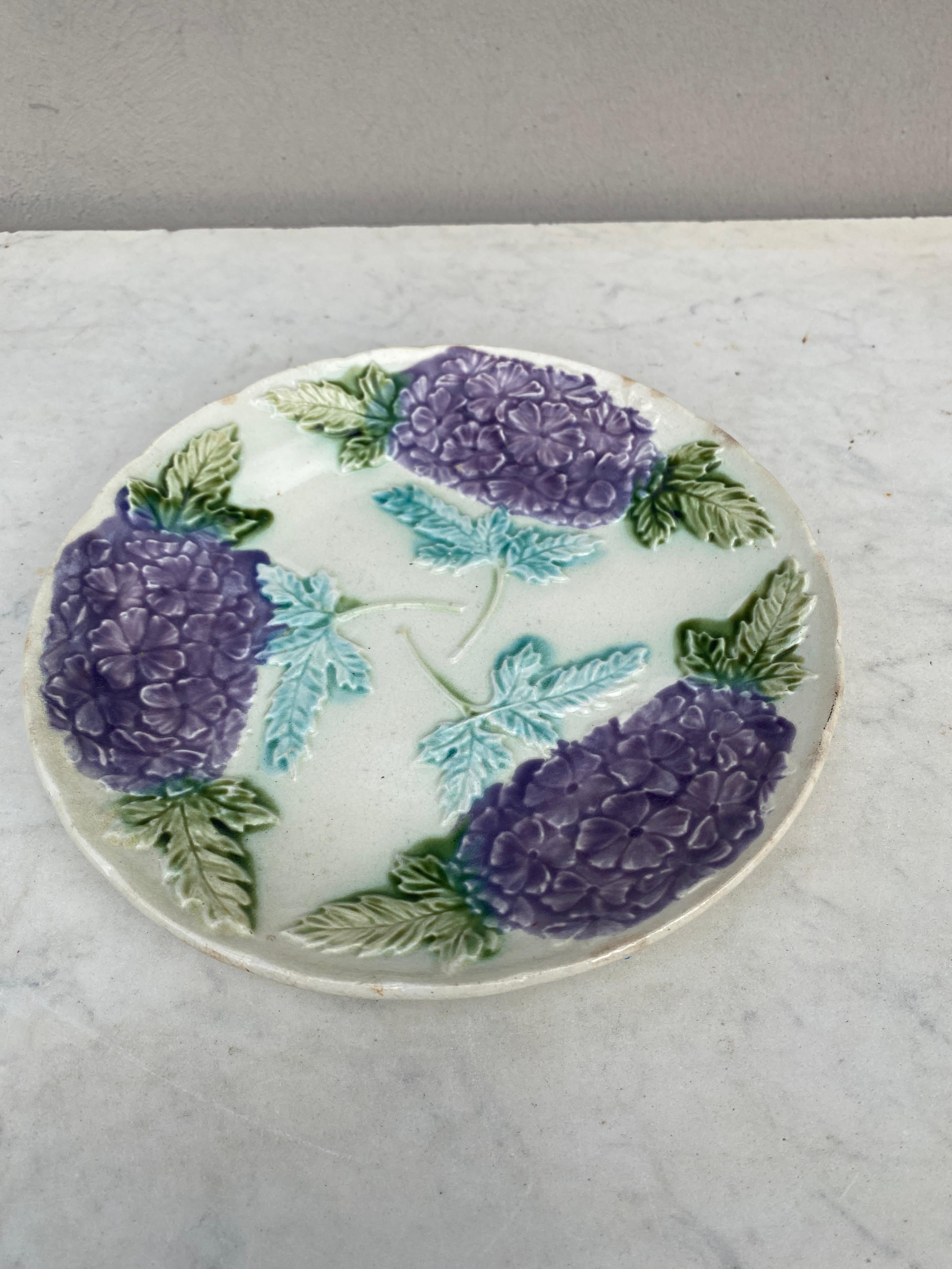 Français Assiette en majolique à hortensia violet Onnaing, vers 1900 en vente
