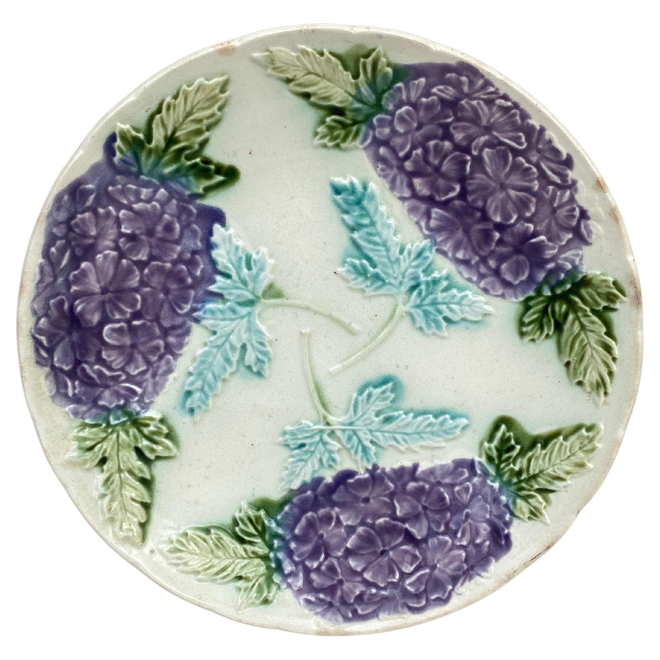 Assiette en majolique à hortensia violet Onnaing, vers 1900 en vente
