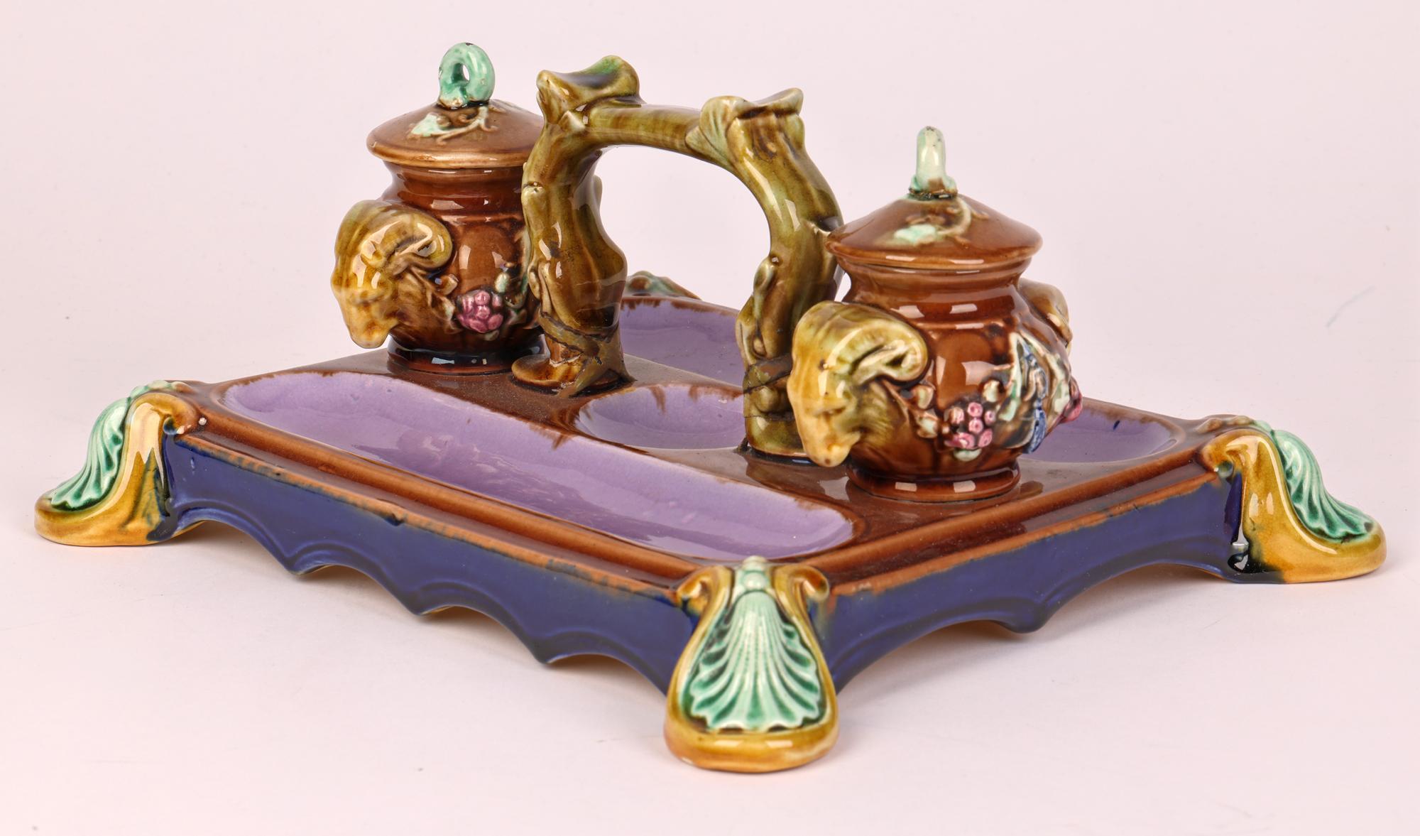 Englischer Majolika-Schreibtischständer mit Schildkrötenkopf und Tintenfässern, dekoriert   im Angebot 9