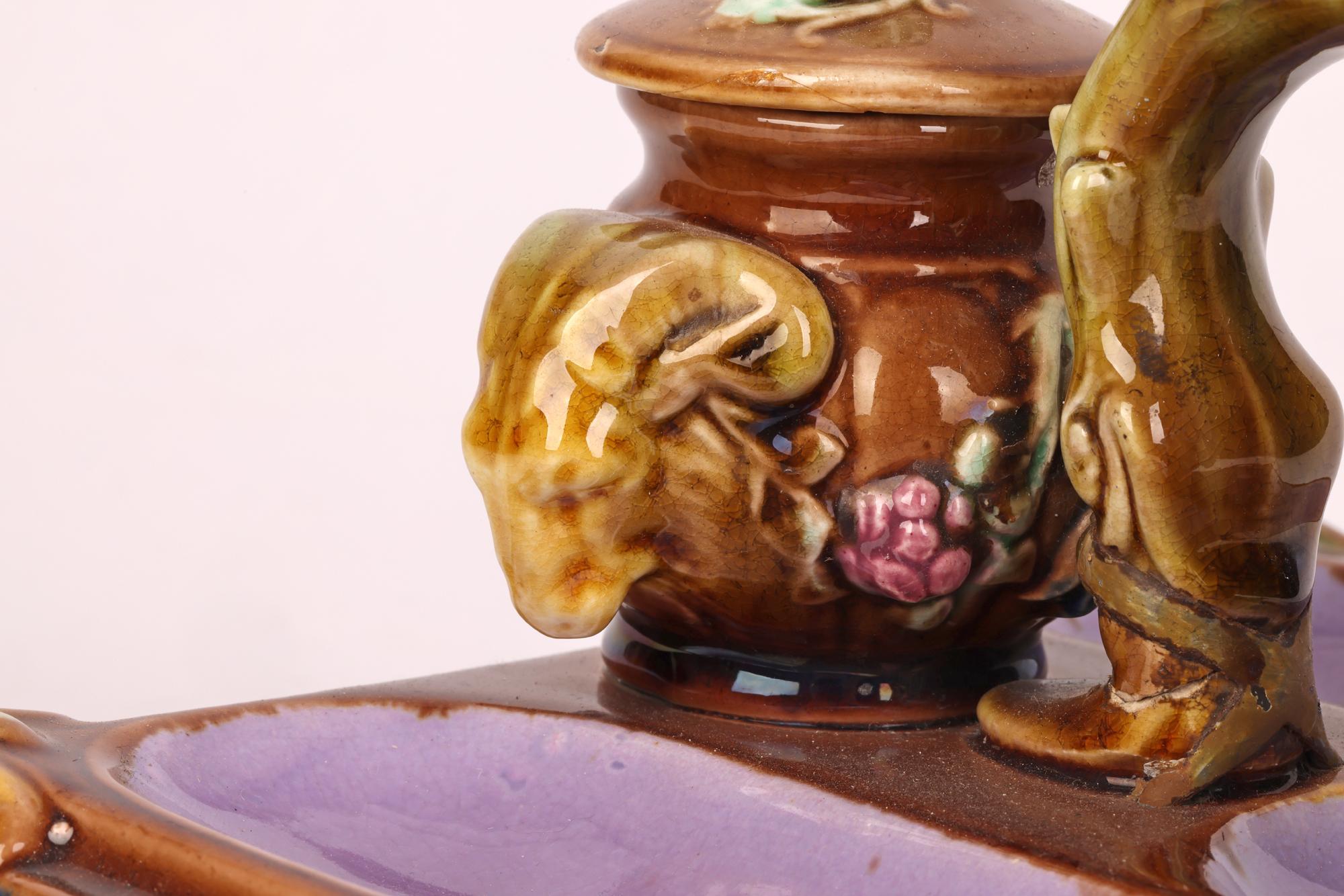 Englischer Majolika-Schreibtischständer mit Schildkrötenkopf und Tintenfässern, dekoriert   im Angebot 13
