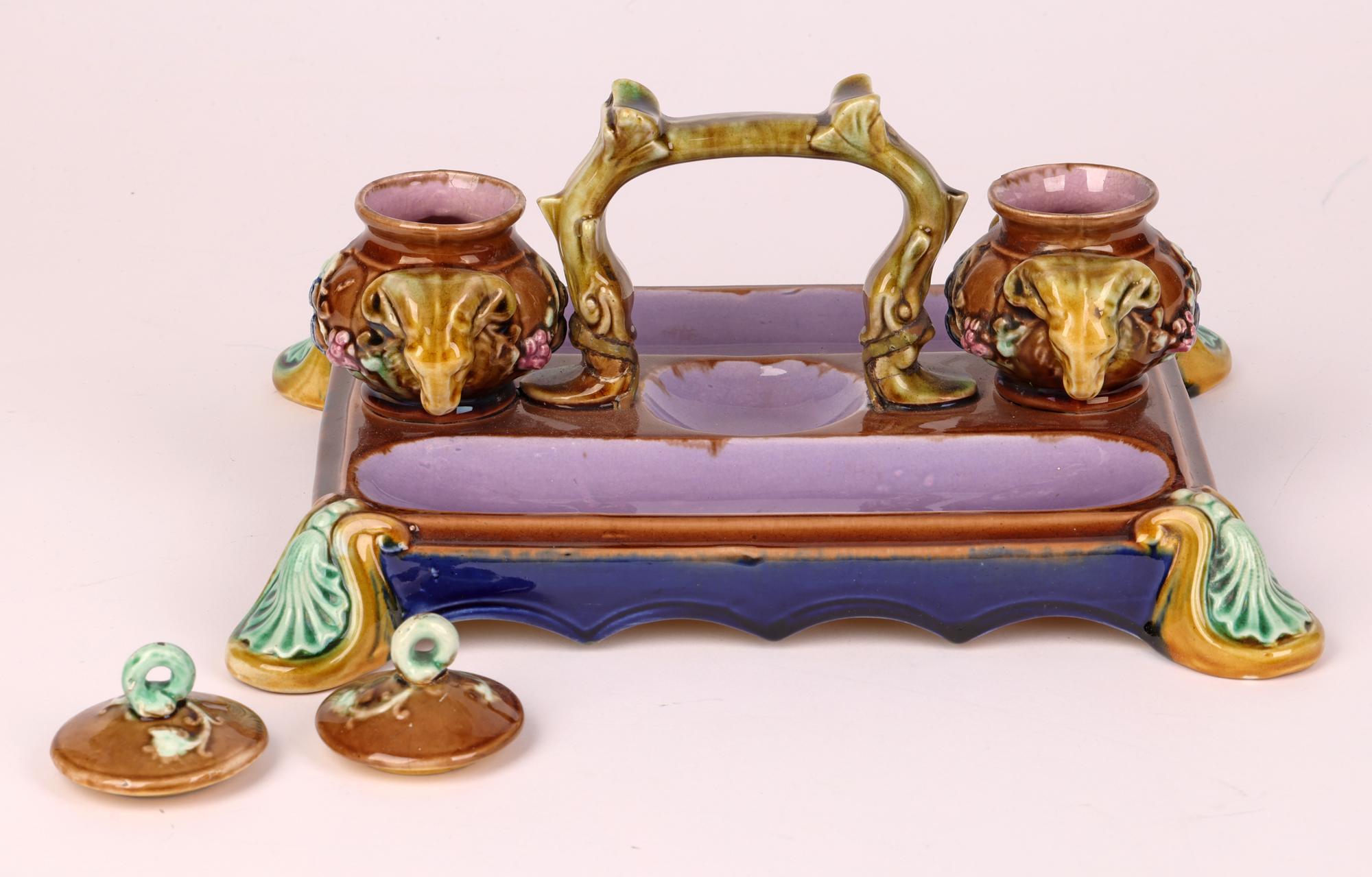 Englischer Majolika-Schreibtischständer mit Schildkrötenkopf und Tintenfässern, dekoriert   im Angebot 2