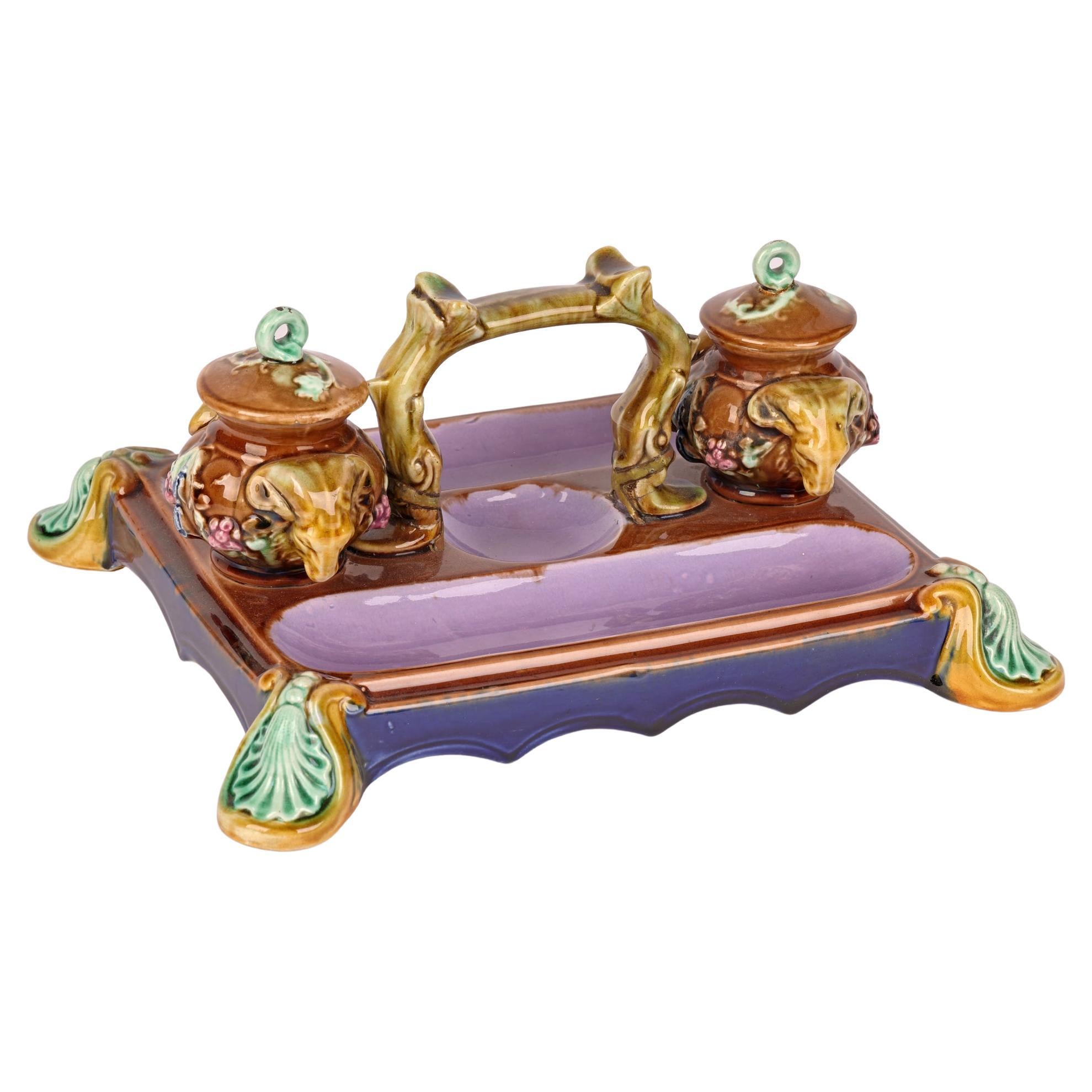 Englischer Majolika-Schreibtischständer mit Schildkrötenkopf und Tintenfässern, dekoriert  