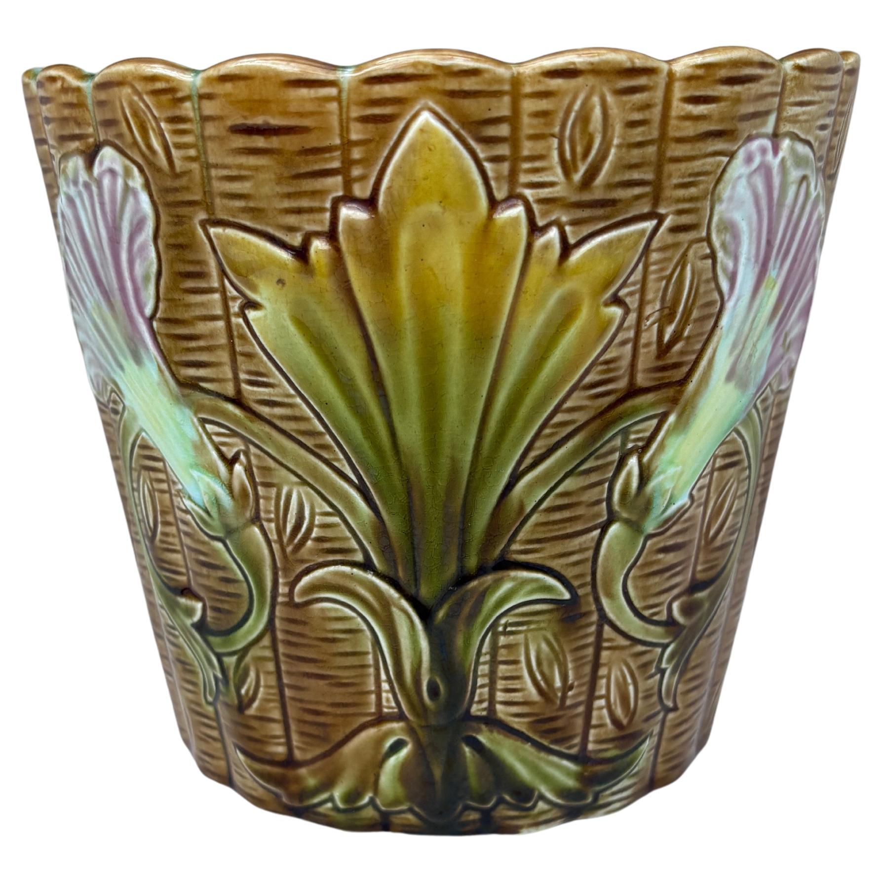 Majolica Raspberries Plate Keller & Guerin Saint Clement In Good Condition For Sale In Austin, TX