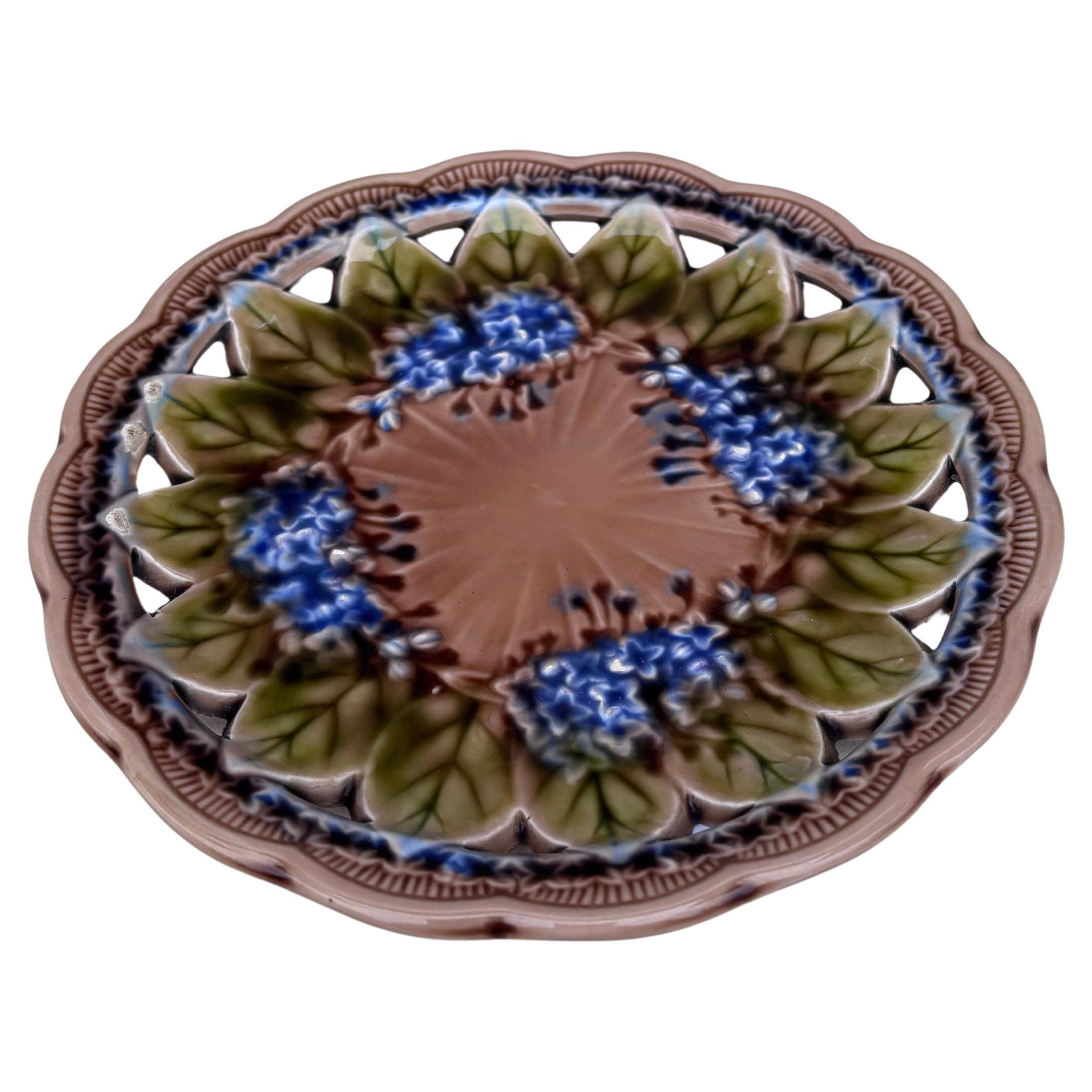 Fliederfarbener Majolikateller mit Netzmuster, signiert Villeroy & Boch, um 1890.