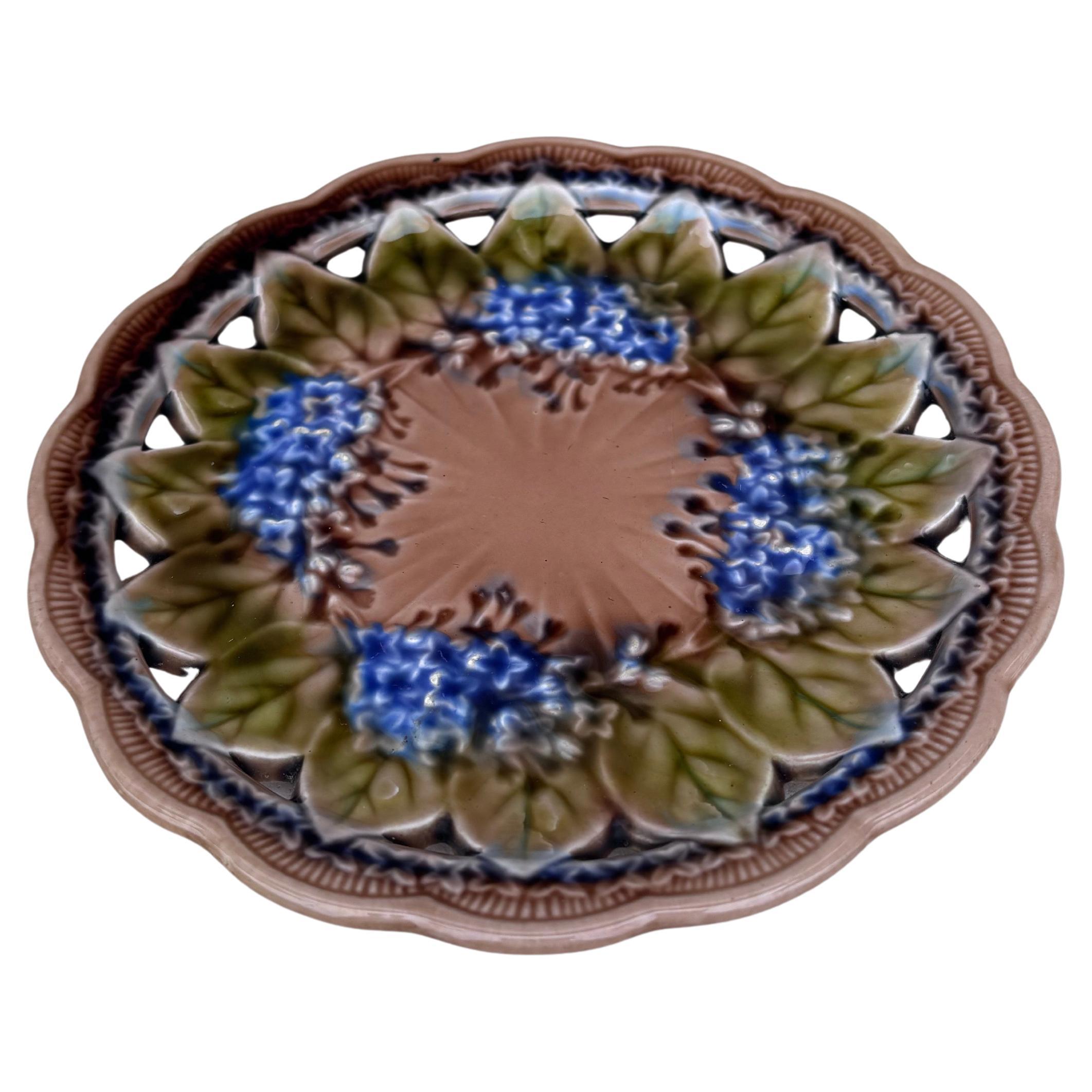 Plato de mayólica lila reticulada firmado Villeroy & Boch, hacia 1890.