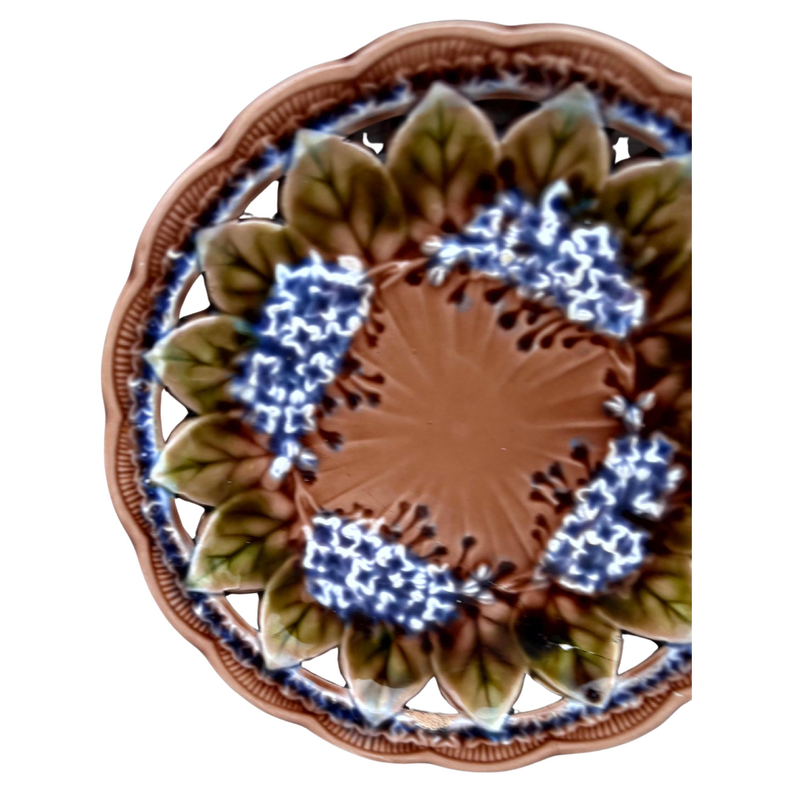 Fliederfarbener Majolikateller mit Netzmuster, signiert Villeroy & Boch, um 1890.