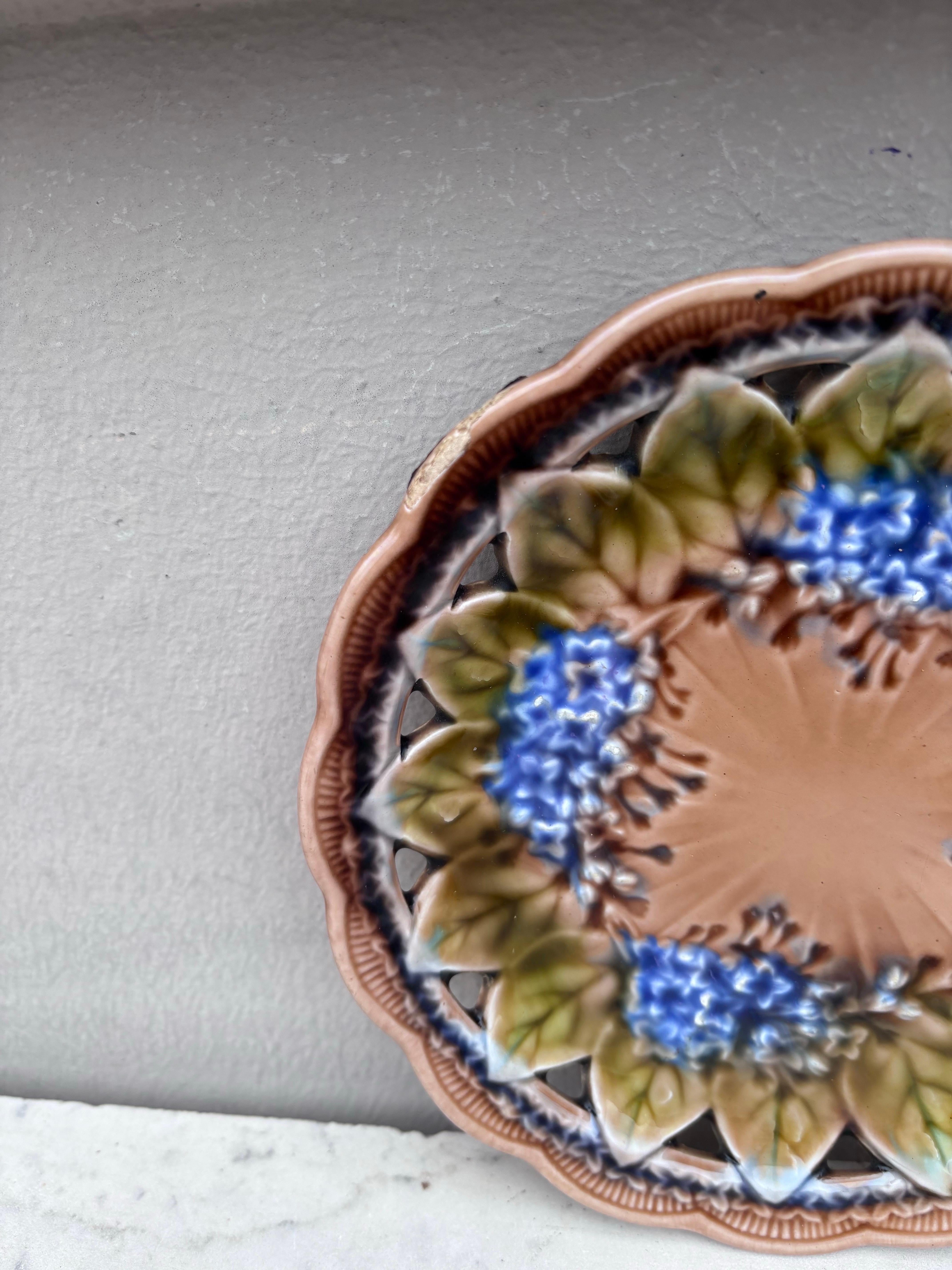 Plato lila reticulado de mayólica Villeroy & Boch, circa 1890 De campo en venta