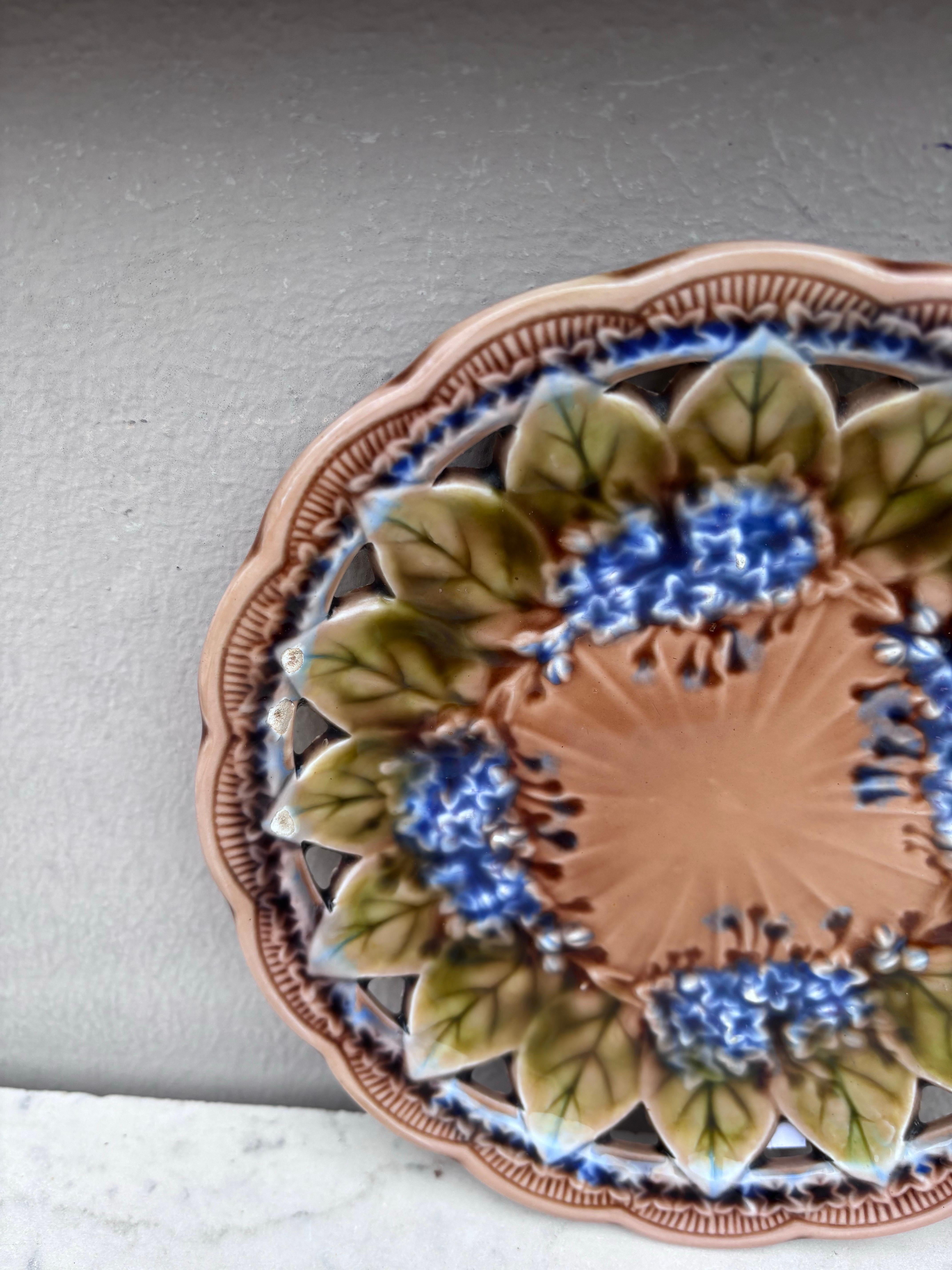 Fliederteller aus Majolika mit netzförmigem Villeroy & Boch-Muster, um 1890 (Land) im Angebot