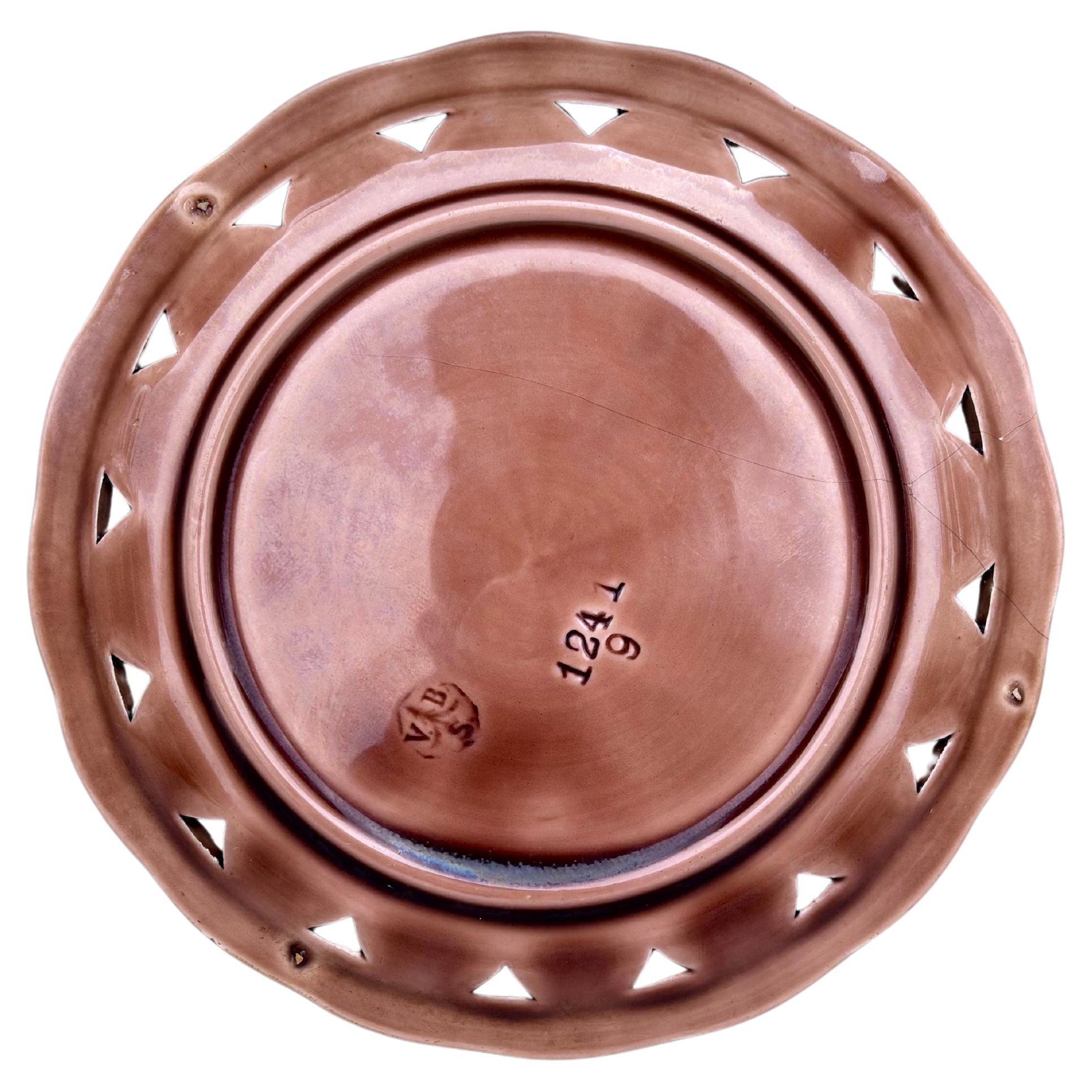 Fliederteller aus Majolika mit netzförmigem Villeroy & Boch-Muster, um 1890 im Zustand „Gut“ im Angebot in Austin, TX