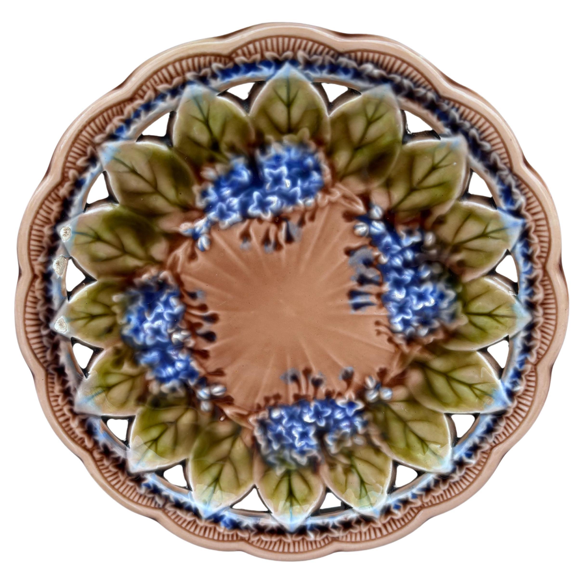 Plato lila reticulado de mayólica Villeroy & Boch, circa 1890
