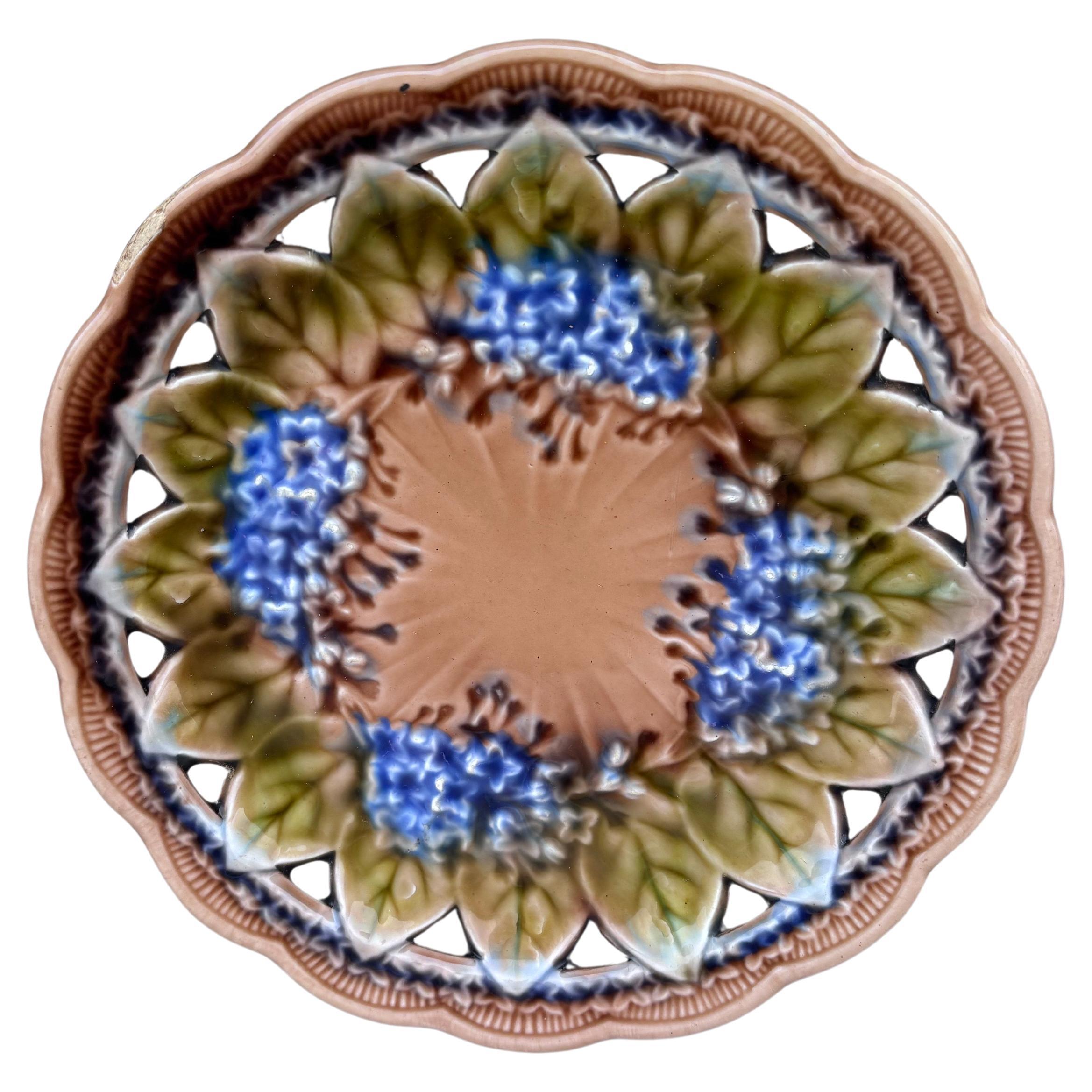 Plato lila reticulado de mayólica Villeroy & Boch, circa 1890 en venta