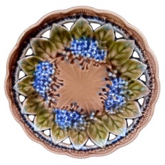 Assiette lilas réticulée en majolique Villeroy & Boch, datant d'environ 1890